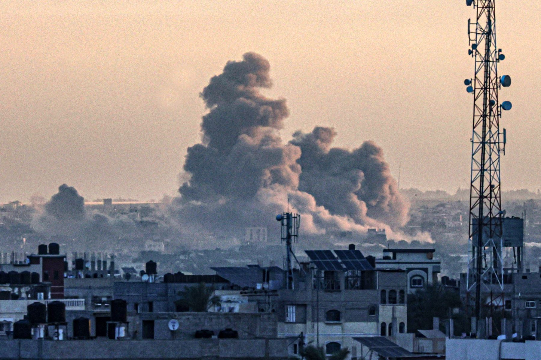 Una fotografía tomada desde Rafah muestra el humo que se eleva sobre Khan Yunis, en el sur de la Franja de Gaza, durante el bombardeo israelí, mientras la guerra entre Israel y el grupo militante palestino Hamás entra en su día 100. Foto: ANDINA/AFP