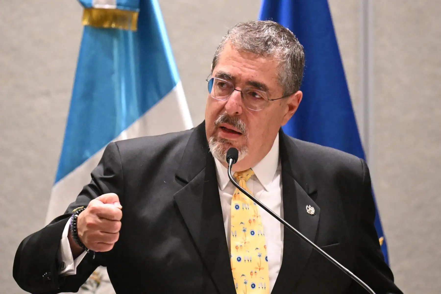 El presidente electo de Guatemala, Bernardo Arévalo, habla durante una conferencia de prensa conjunta con el Alto Representante de la Unión Europea para Asuntos Exteriores y Política de Seguridad en la ciudad de Guatemala, Bernardo Arévalo prestará juramento el 14 de enero como presidente de Guatemala. Foto: ANDINA/AFP
