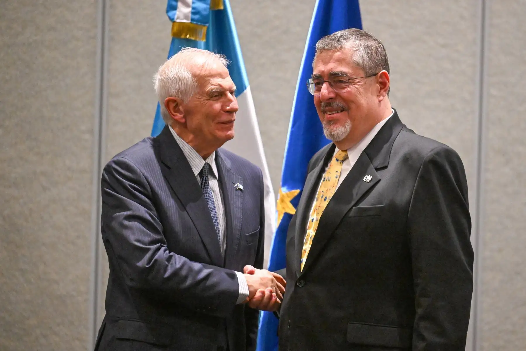 El presidente electo de Guatemala, Bernardo Arévalo, le da la mano al Alto Representante de la Unión Europea para Asuntos Exteriores y Política de Seguridad, Josep Borrell, Bernardo Arévalo prestará juramento el 14 de enero como El presidente de Guatemala. Foto: ANDINA/AFP