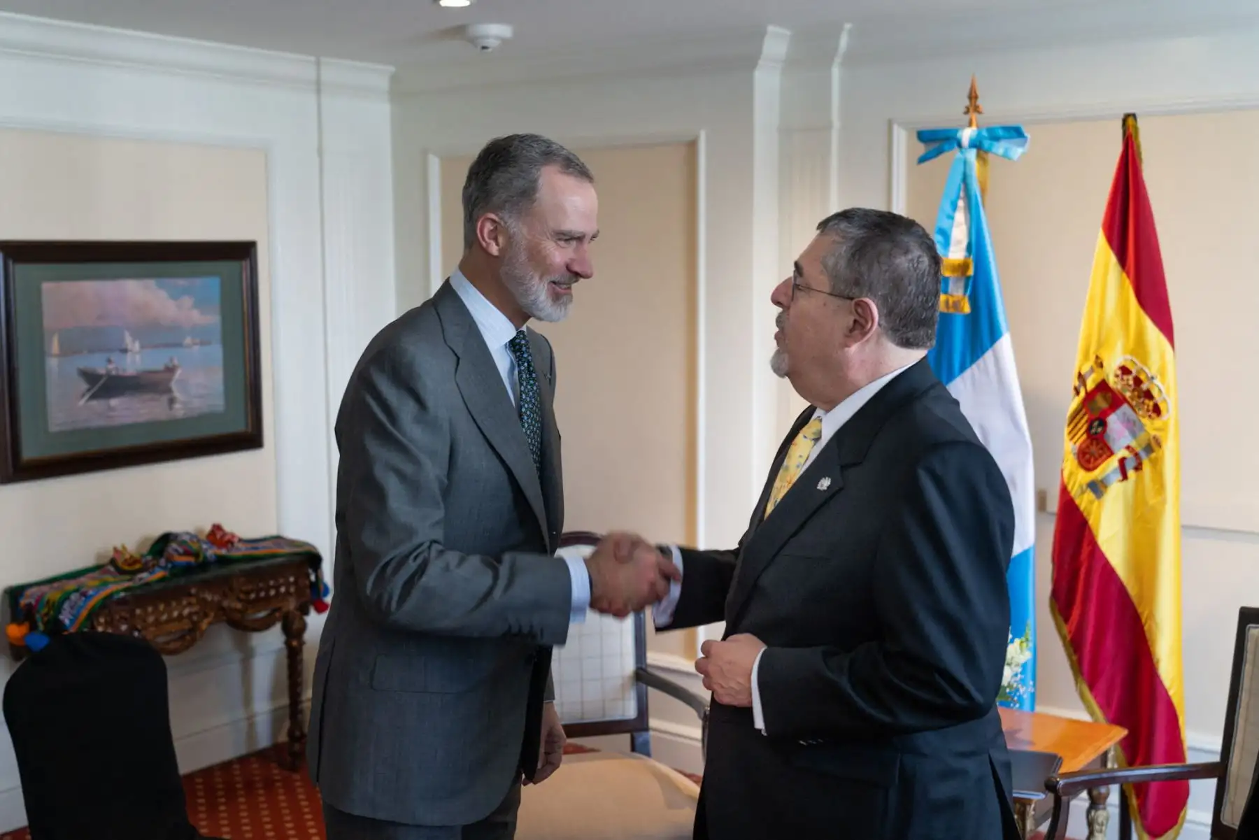 Presidente electo de Guatemala, Bernardo Arévalo, estrechando la mano del rey Felipe VI de España antes de una reunión en la ciudad de Guatemala. El socialdemócrata Bernardo Arévalo asumirá la presidencia. de Guatemala el pasado 14 de enero tras enfrentar. Foto: ANDINA/ AFP
