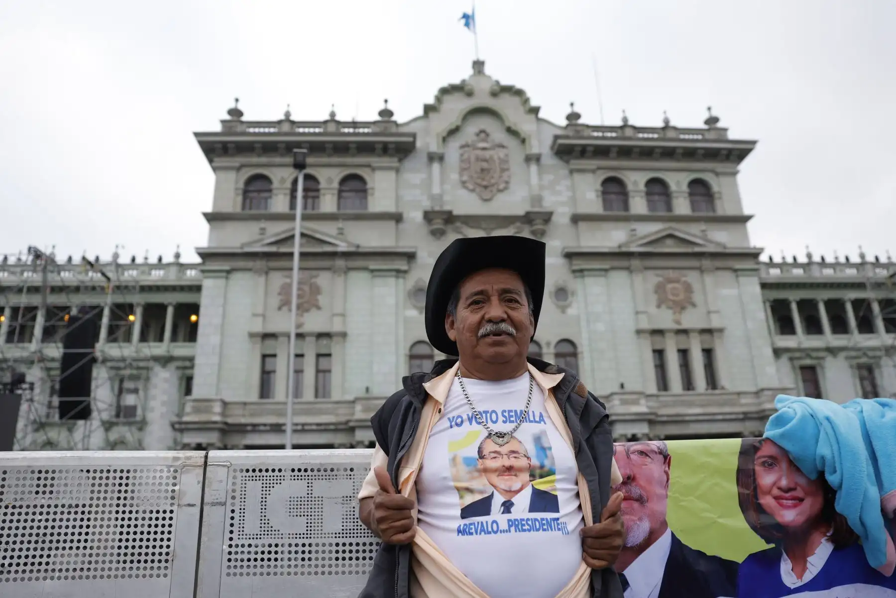 Leonel Amador, de 60 años, muestra su jugadora en apoyo al entrante presidente Bernardo Arévalo de León hoy, en la Plaza de la Constitución en Ciudad de Guatemala. Berenardo Arévalo de León juramentará hoy como el presidente de los guatemalcos para el período 2024-2028. Foto: ANDINA/EFE