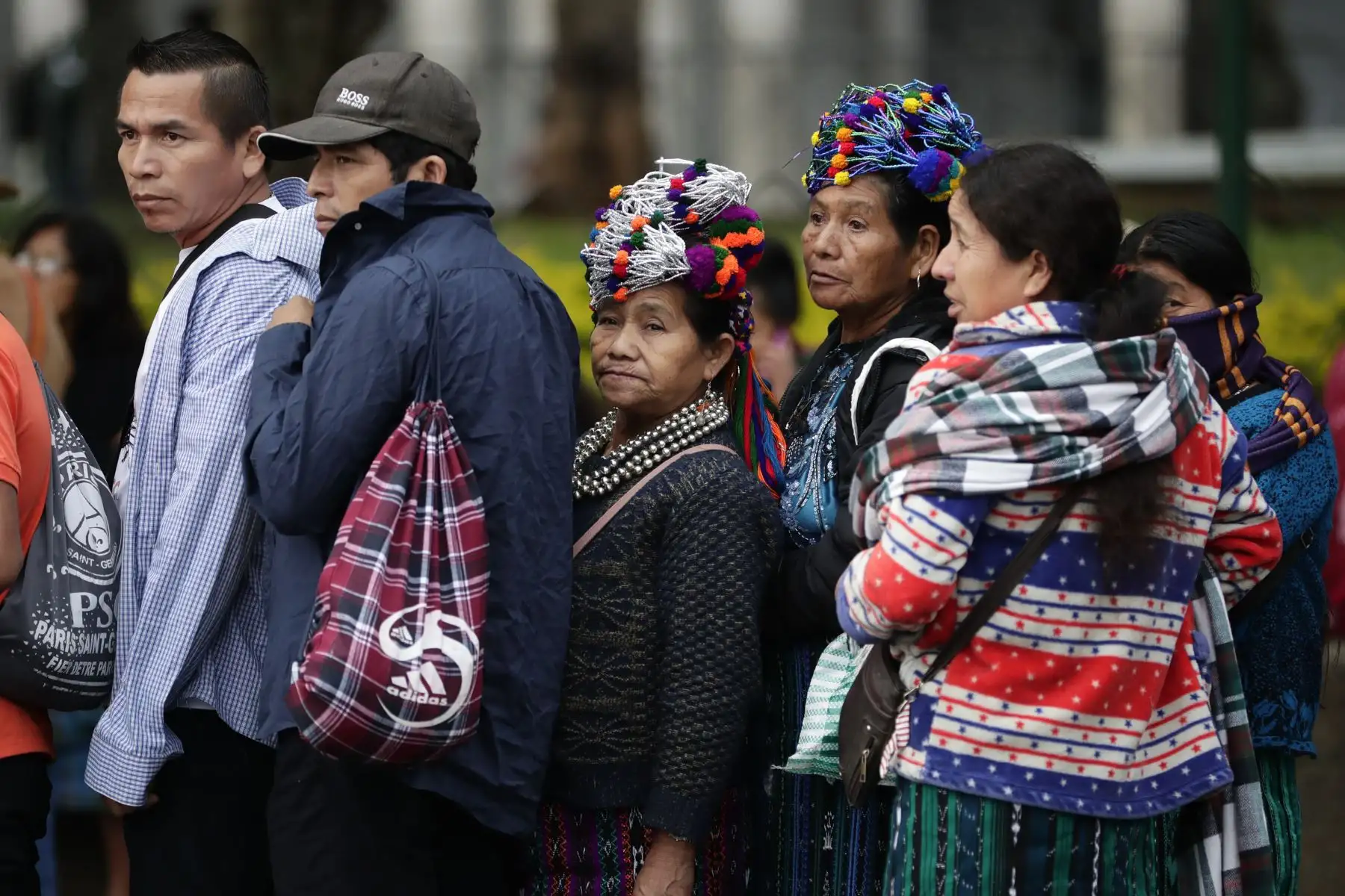 Ciudadanos hacen fila para recibir un desayuno mientras esperan el comienzo de la ceremonia de investidura del entrante presidente Bernardo Arévalo de León hoy, en la Plaza de la Constitución de Ciudad de Guatemala. Bernardo Arévalo de León juramentará hoy como el presidente de los guatemalcos para el período 2024-2028. Foto: ANDINA/ EFE