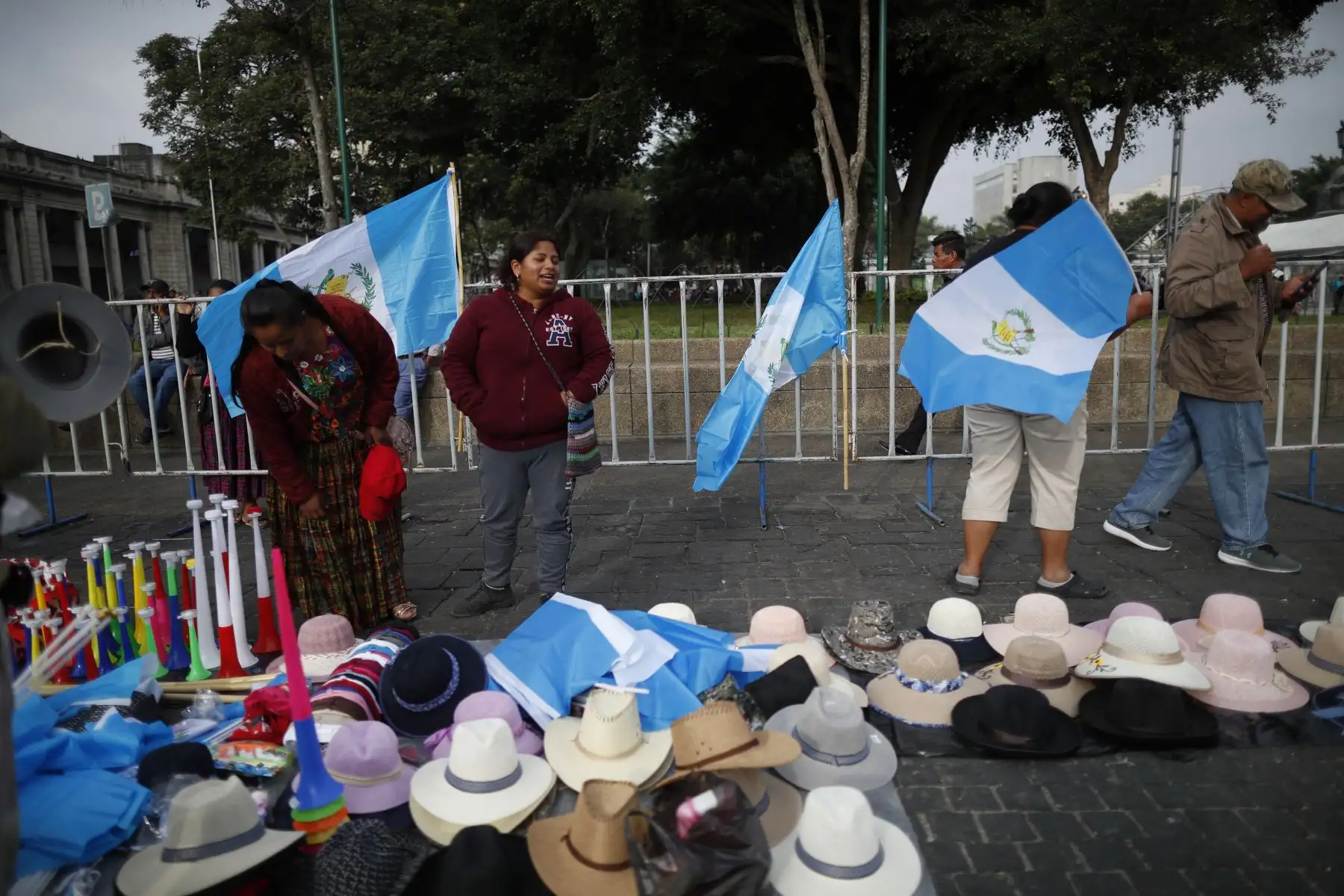Mujeres venden banderas y sombreros, entre otra mercadería hoy, antes de la ceremonia de investidura del entrante presidente Bernardo Arévalo de León, en la Plaza de la Constitución de Ciudad de Guatemala. Bernardo Arévalo de León juramentará hoy como el presidente de los guatemalcos para el período 2024-2028. Foto: ANDINA/ EFE