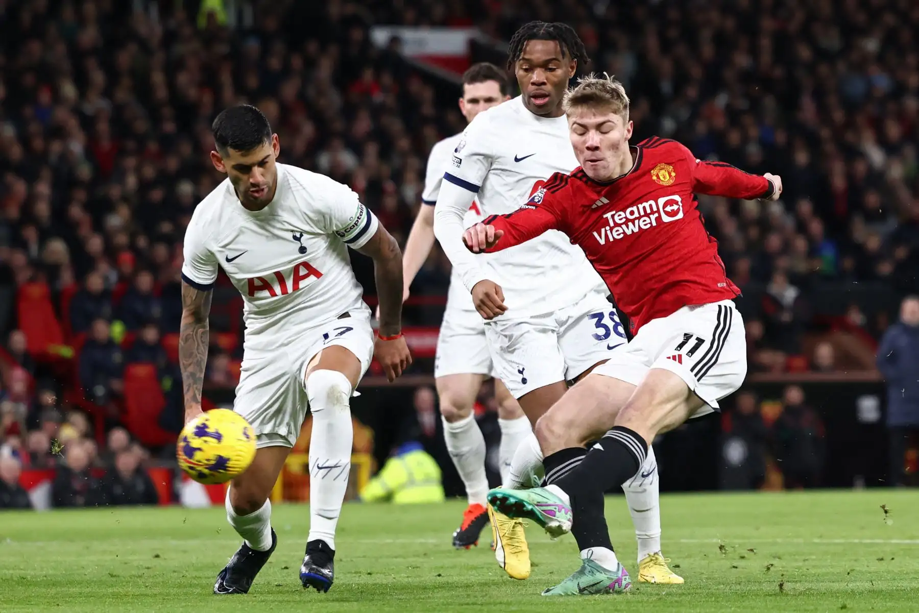 El delantero danés del Manchester United, Rasmus Hojlund, dispara para marcar el gol inicial del partido de fútbol de la Premier League inglesa entre Manchester United y Tottenham Hotspur en Old Trafford en Manchester, noroeste de Inglaterra. Foto: ANDINA/ AFP