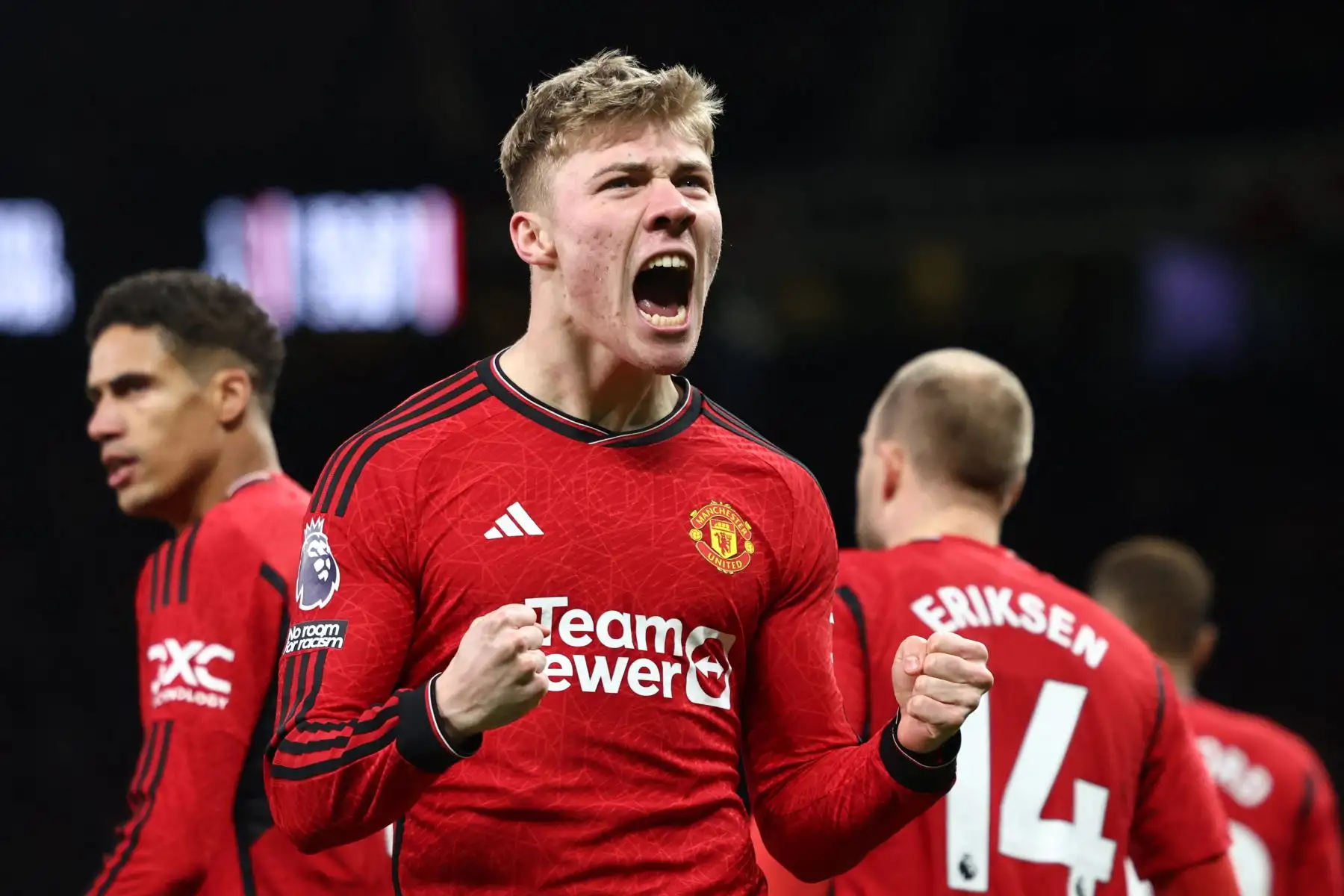 El delantero danés del Manchester United, Rasmus Hojlund, celebra tras marcar el primer gol del partido de fútbol de la Premier League inglesa entre el Manchester United y el Tottenham Hotspur en Old Trafford en Manchester, noroeste de Inglaterra. Foto: ANDINA/ AFP