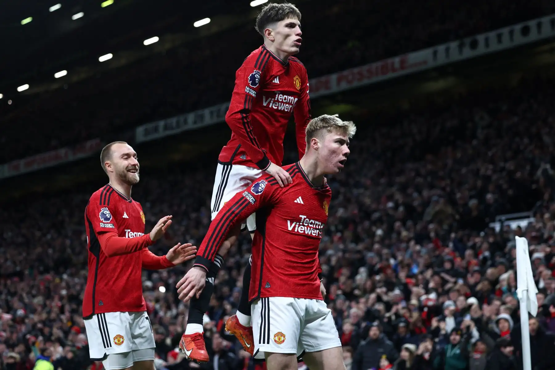 El delantero danés del Manchester United, Rasmus Hojlund, celebra con sus compañeros de equipo después de marcar el gol inicial del partido de fútbol de la Premier League inglesa entre Manchester United y Tottenham Hotspur en Old Trafford en Manchester, noroeste de Inglaterra. Foto: ANDINA/ AFP