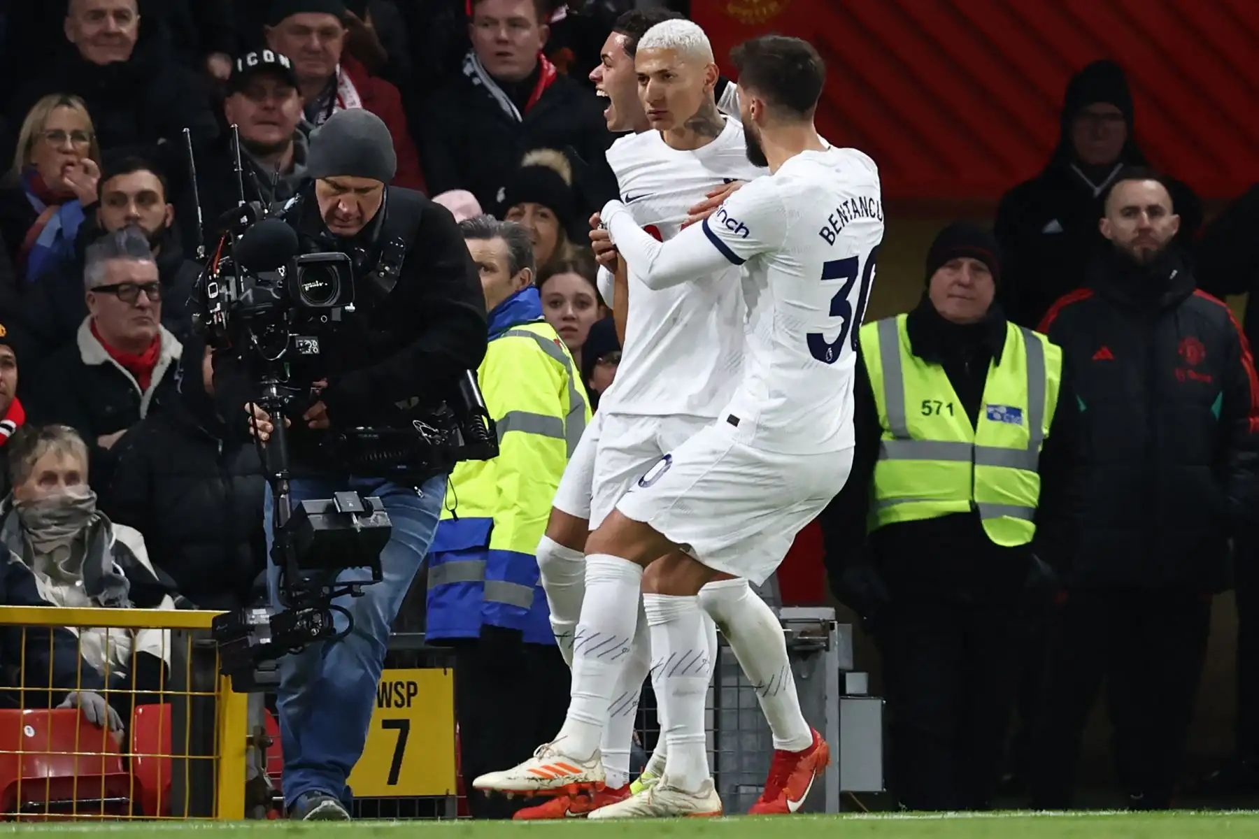 El delantero brasileño Richarlison del Tottenham Hotspur celebra con sus compañeros de equipo después de marcar su primer gol durante el partido de fútbol de la Premier League inglesa entre Manchester United y Tottenham Hotspur en Old Trafford en Manchester, noroeste de Inglaterra. Foto: ANDINA/AFP