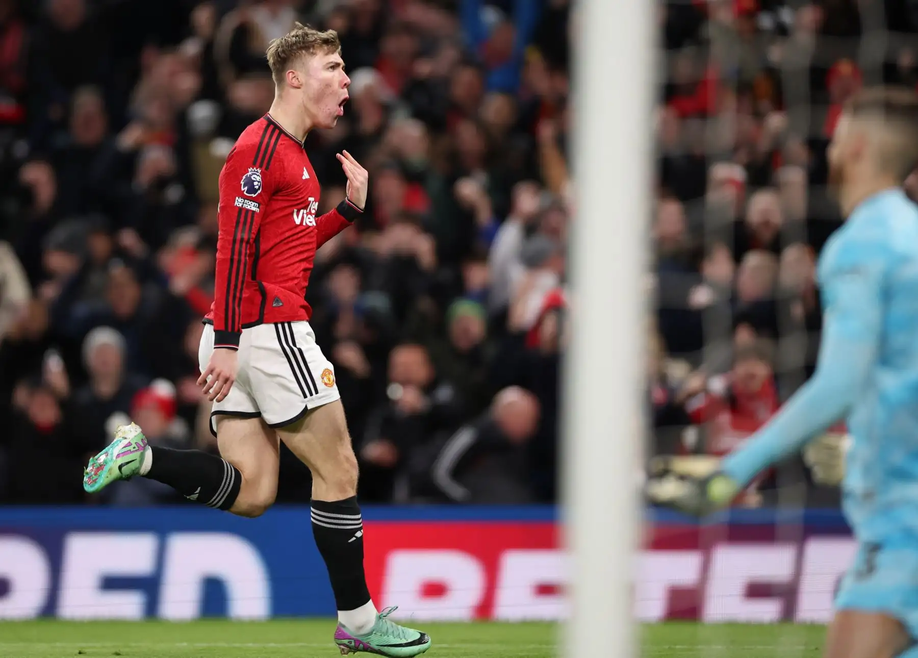 Rasmus Hojlund, del Manchester United, celebra el gol del 1-0 durante el partido de fútbol de la Premier League inglesa entre el Manchester United y el Tottenham Hotspur en Manchester (Reino Unido). Foto:ANDINA/EFE