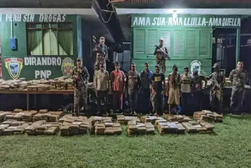 La droga estaba enterrada en dos “caletas” (escondites) de una construcción de material rústico.