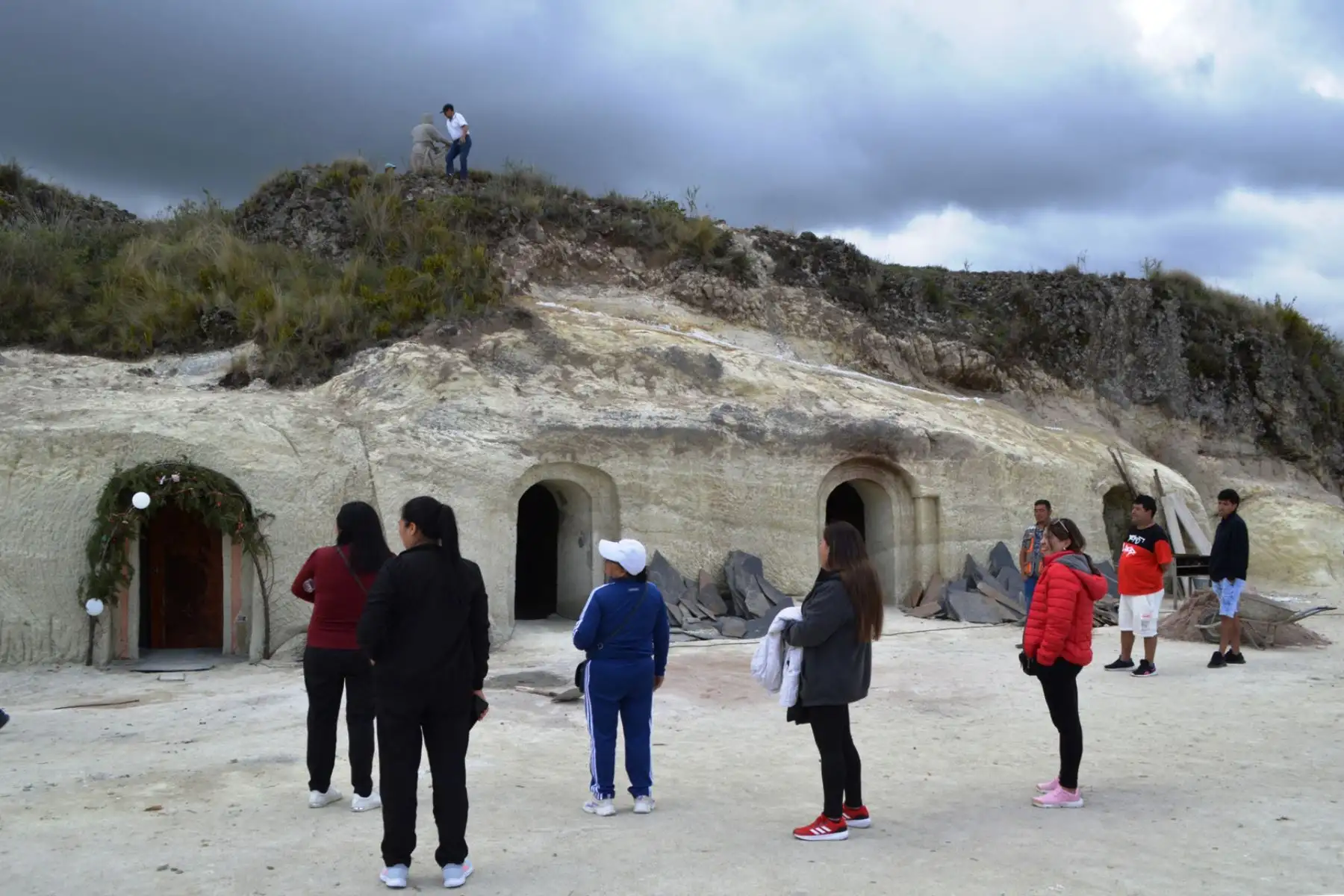 Los visitantes que recorren el complejo turístico quedan maravillados por el arte de la familia Salcedo Tasilla. Fotos: ANDINA/ Eduard Lozano