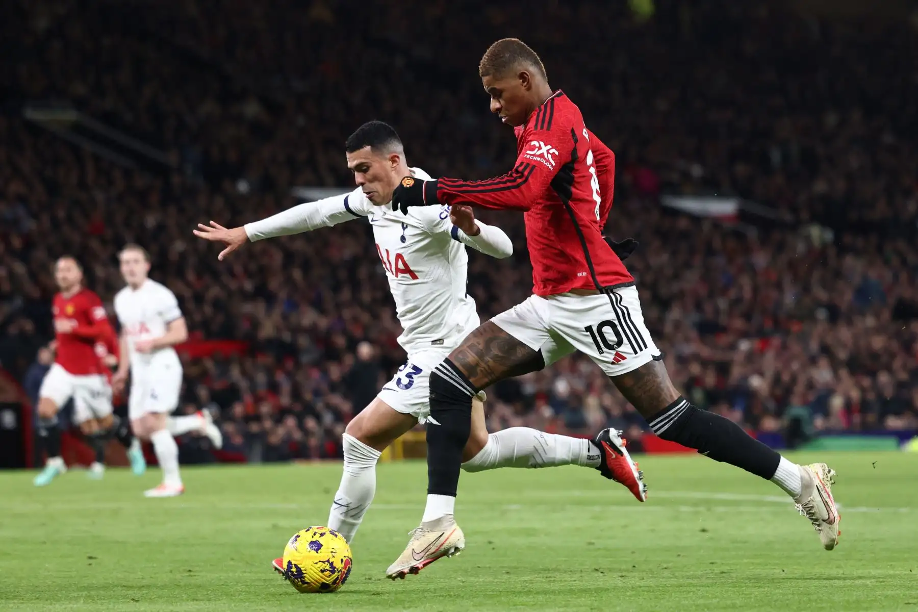 El defensor español del Tottenham Hotspur Pedro Porro compite con el delantero inglés del Manchester United Marcus Rashford durante el partido de fútbol de la Premier League inglesa entre Manchester United y Tottenham Hotspur en Old Trafford en Manchester, noroeste de Inglaterra. Foto: ANDINA/AFP