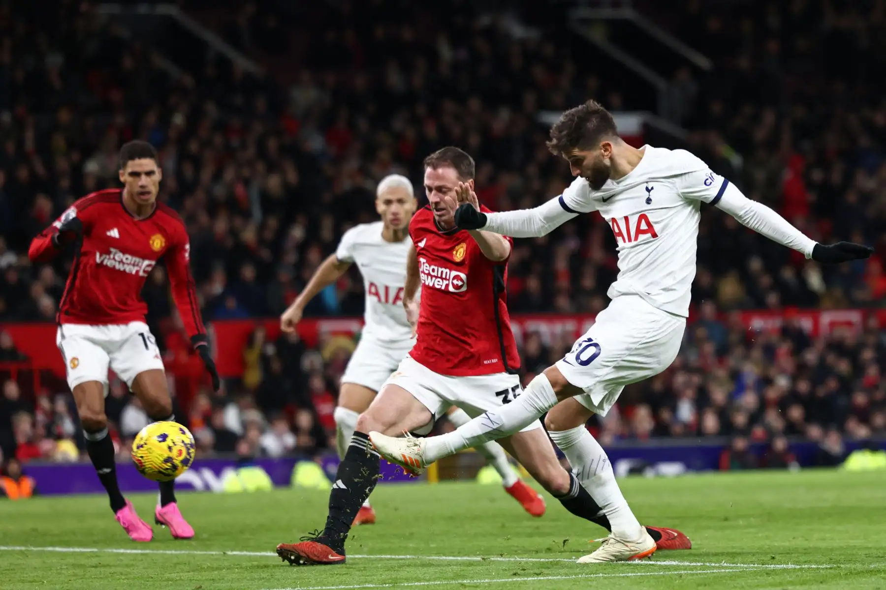 El centrocampista uruguayo del Tottenham Hotspur Rodrigo Bentancur dispara para marcar su segundo gol durante el partido de fútbol de la Premier League inglesa entre Manchester United y Tottenham Hotspur en Old Trafford en Manchester, noroeste de Inglaterra. Foto: ANDINA/AFP