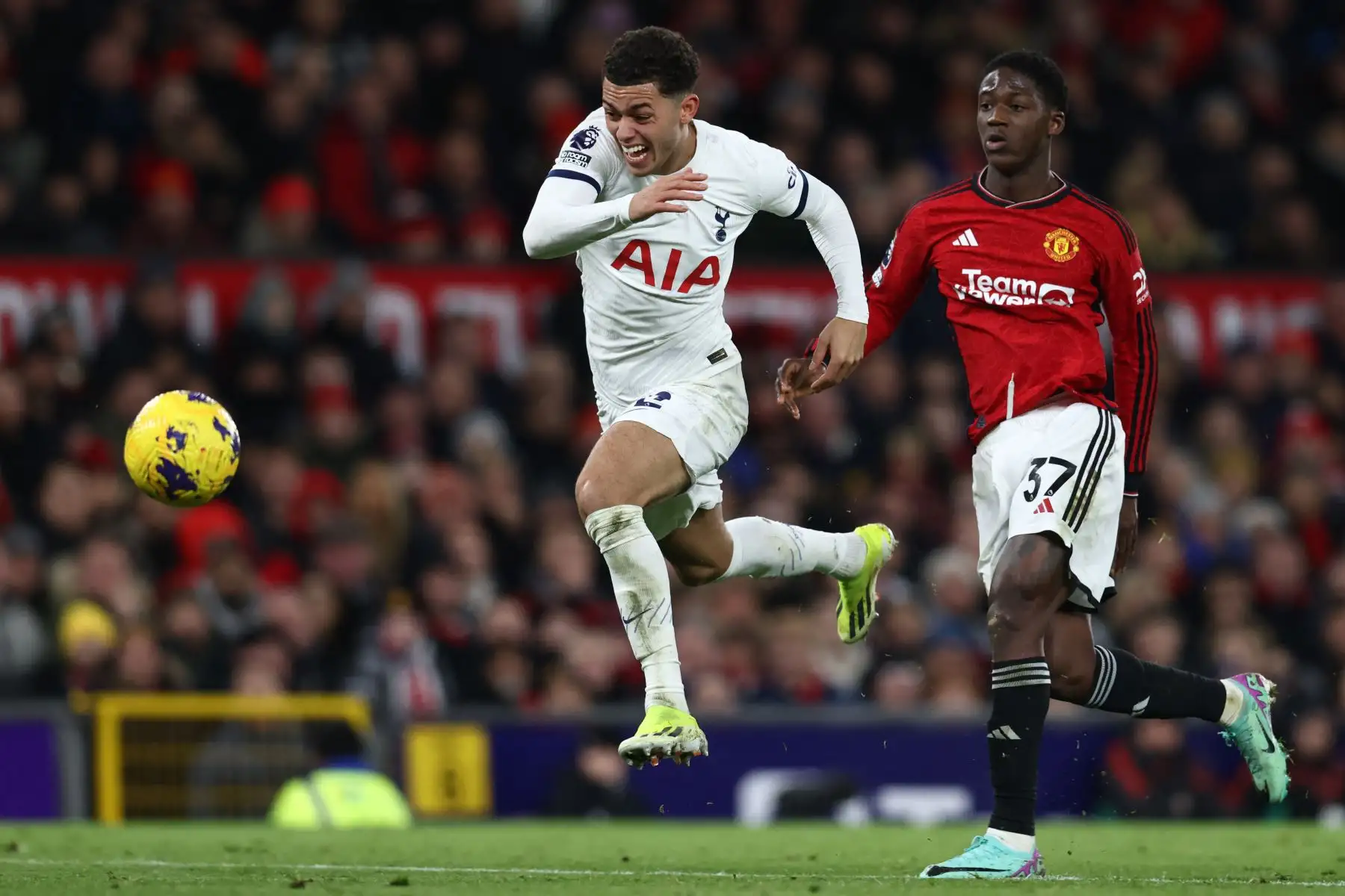 El delantero galés del Tottenham Hotspur, Brennan Johnson, compite con el centrocampista inglés  del Manchester United, Kobbie Mainoo, durante el partido de fútbol de la Premier League inglesa entre el Manchester United y el Tottenham Hotspur en Old Trafford en Manchester, noroeste de Inglaterra. Foto: ANDINA/AFP