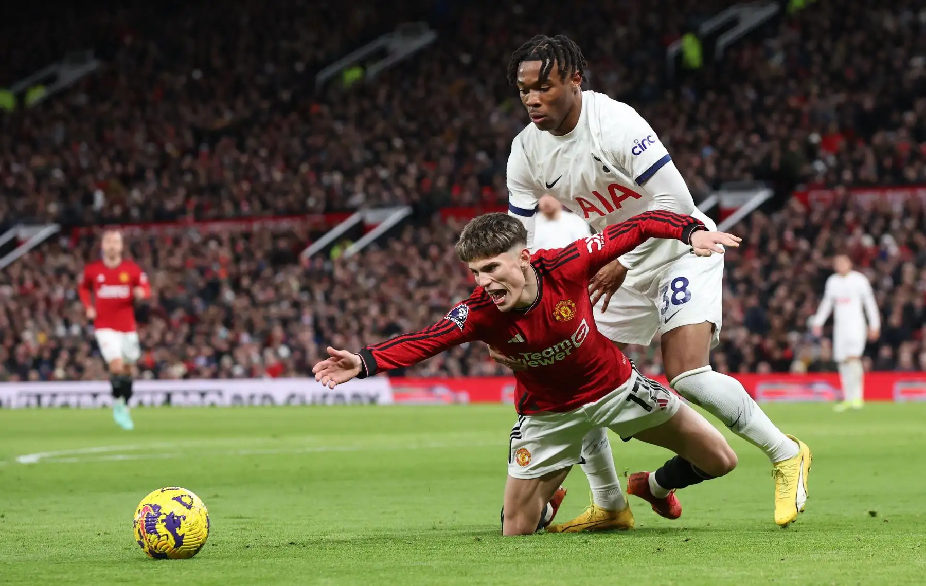 Alejandro Garnacho de Manchester United en acción contra Destiny Udogie de Tottenham Hotspur durante el partido de fútbol de la Liga Premier inglesa entre Manchester United y Tottenham Hotspur en Manchester, Gran Bretaña. Foto: ANDINA/EFE