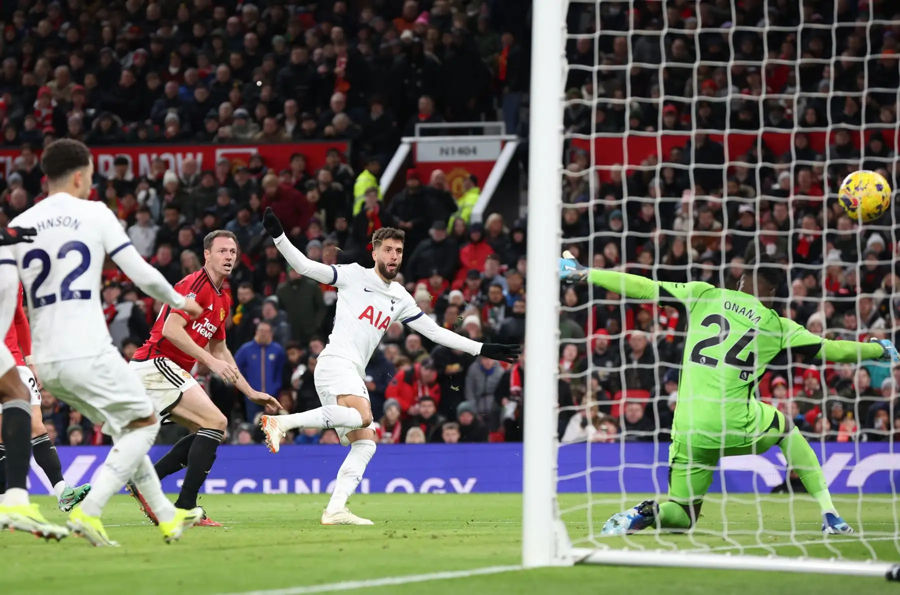 Rodrigo Bentancur de Tottenham anota el gol 2-2 durante el partido de fútbol de la Premier League inglesa entre Manchester United y Tottenham Hotspur en Manchester, Gran Bretaña. Foto: ANDINA/ EFE