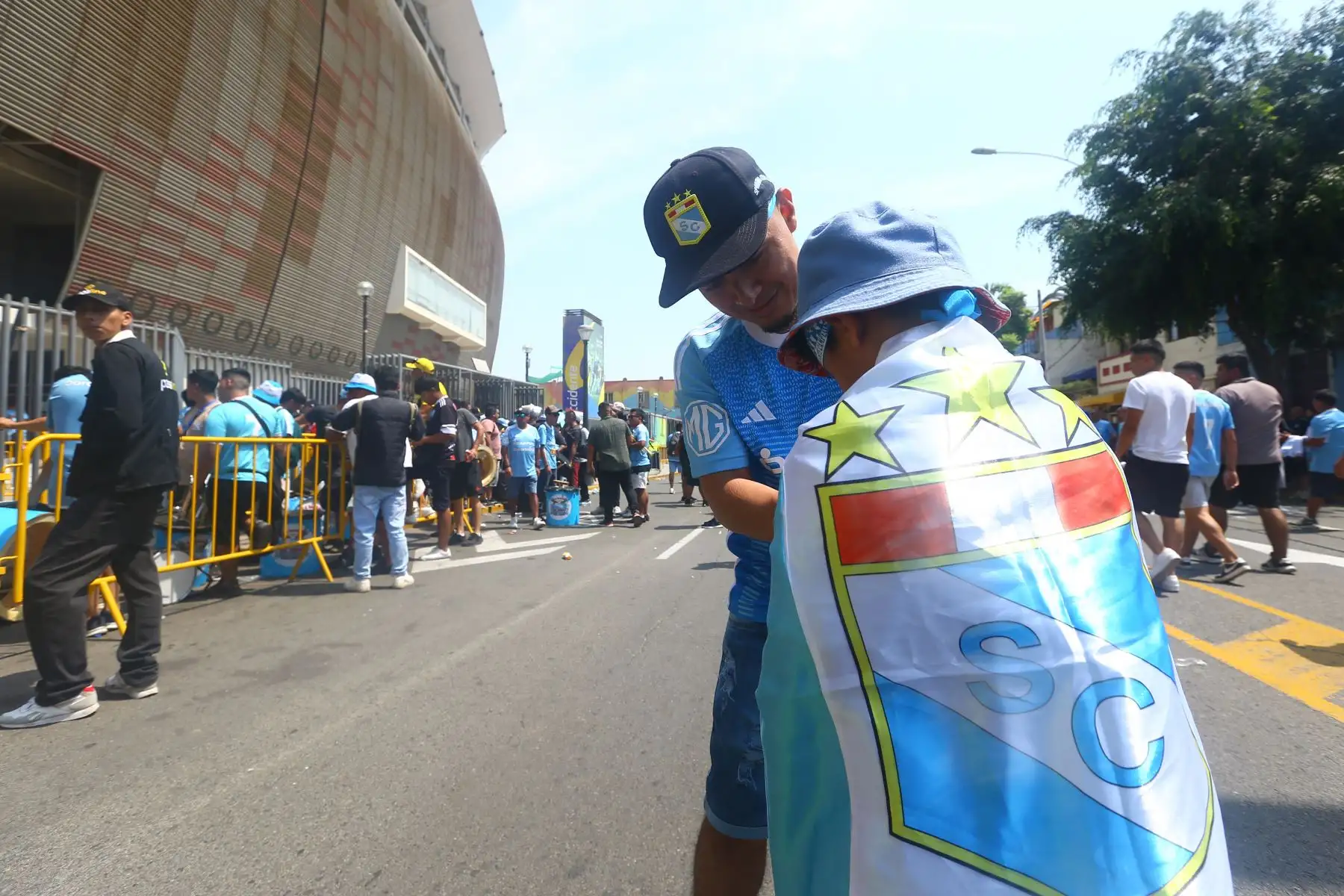 Imágenes previas a la presentación oficial de Sporting Cristal para la temporada 2024,en la denominada " Tarde Celeste" que se realiza en  el estadio Nacional. Foto: ANDINA/ Eddy Ramos