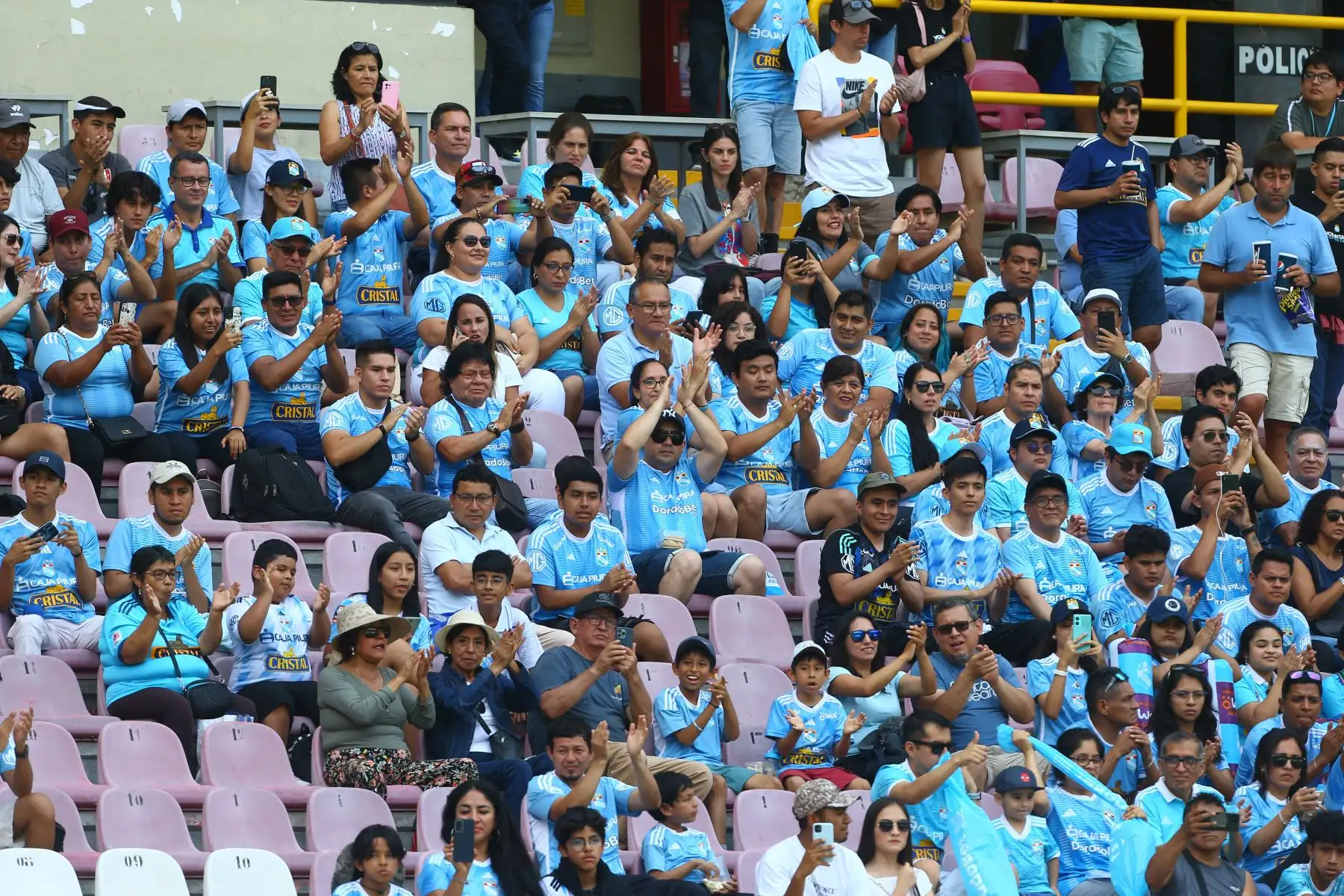 Imágenes previas a la presentación oficial de Sporting Cristal para la temporada 2024,en la denominada " Tarde Celeste" que se realiza en  el estadio Nacional. Foto: ANDINA/ Eddy Ramos