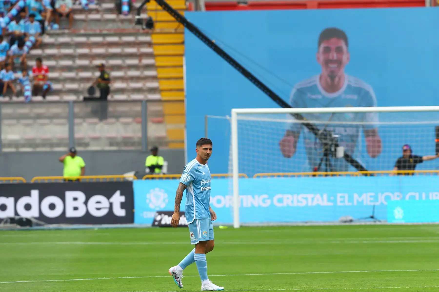 Sporting Cristal  anuncia  la denominada " Tarde Celeste" ,  para presentar a su plantel de jugadores con el que afrontará la presente temporada 2024 en un partido amistoso ante la Universidad Católica de Chile  como primera prueba  del equipo "celeste" dirigido por el brasileño Enderson Moreira.
Foto: ANDINA/Eddy Ramos