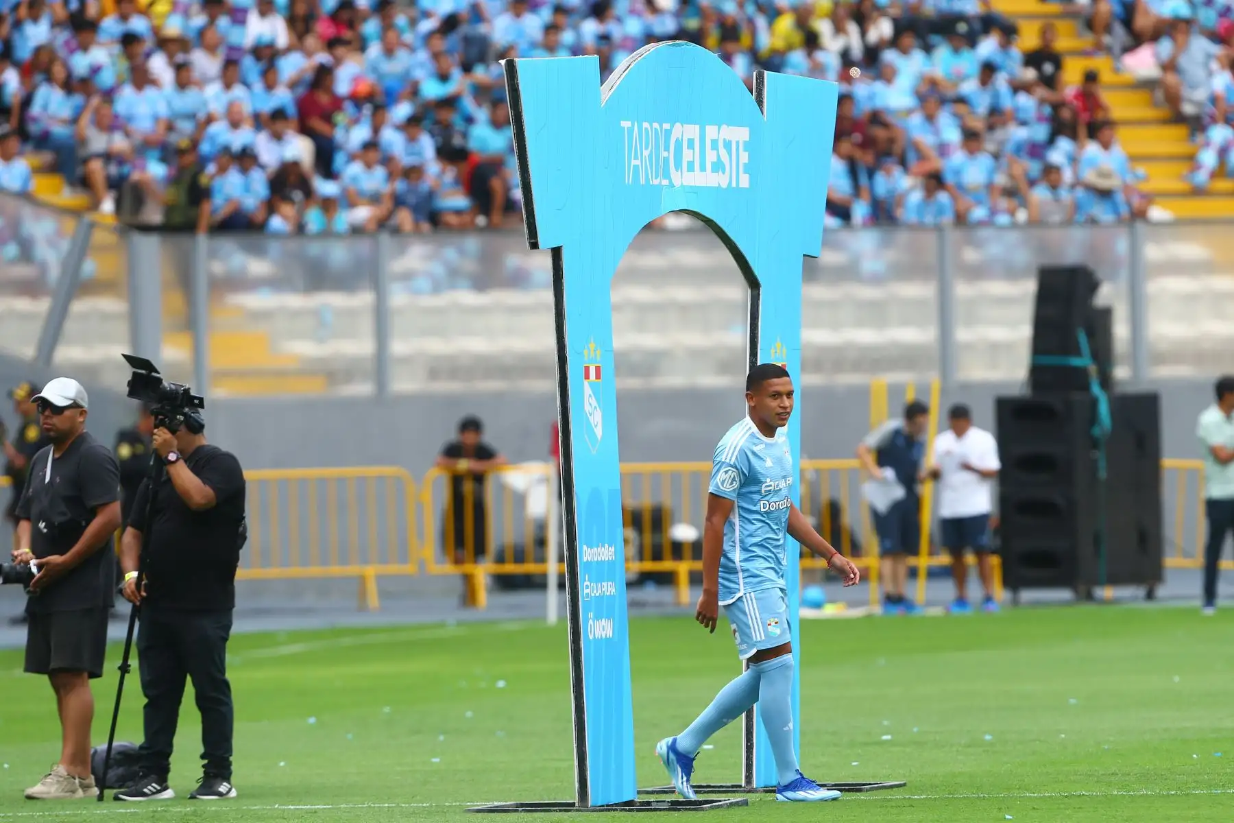 Sporting Cristal  anuncia  la denominada " Tarde Celeste" ,  para presentar a su plantel de jugadores con el que afrontará la presente temporada 2024 en un partido amistoso ante la Universidad Católica de Chile  como primera prueba  del equipo "celeste" dirigido por el brasileño Enderson Moreira.
Foto: ANDINA/Eddy Ramos