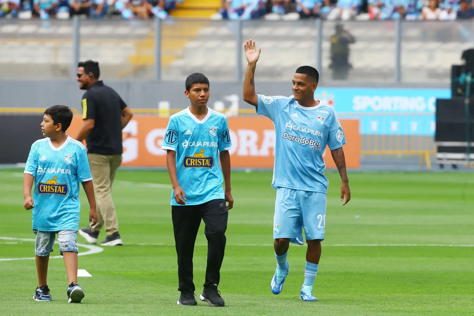 Sporting Cristal  anuncia  la denominada " Tarde Celeste" ,  para presentar a su plantel de jugadores con el que afrontará la presente temporada 2024. En la imagen el jugador Joao Grimaldo.
Foto: ANDINA/Eddy Ramos