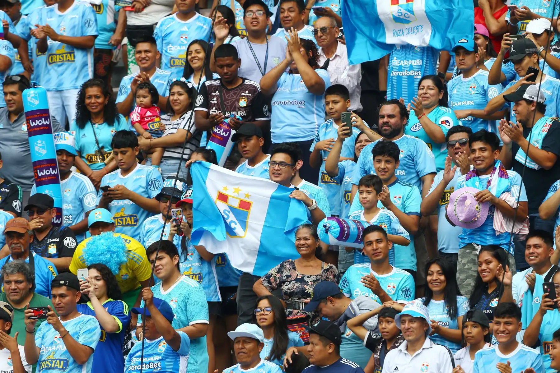 Sporting Cristal  anuncia  la denominada " Tarde Celeste" ,  para presentar a su plantel de jugadores con el que afrontará la presente temporada 2024 en un partido amistoso ante la Universidad Católica de Chile  como primera prueba  del equipo "celeste" dirigido por el brasileño Enderson Moreira.
Foto: ANDINA/Eddy Ramos