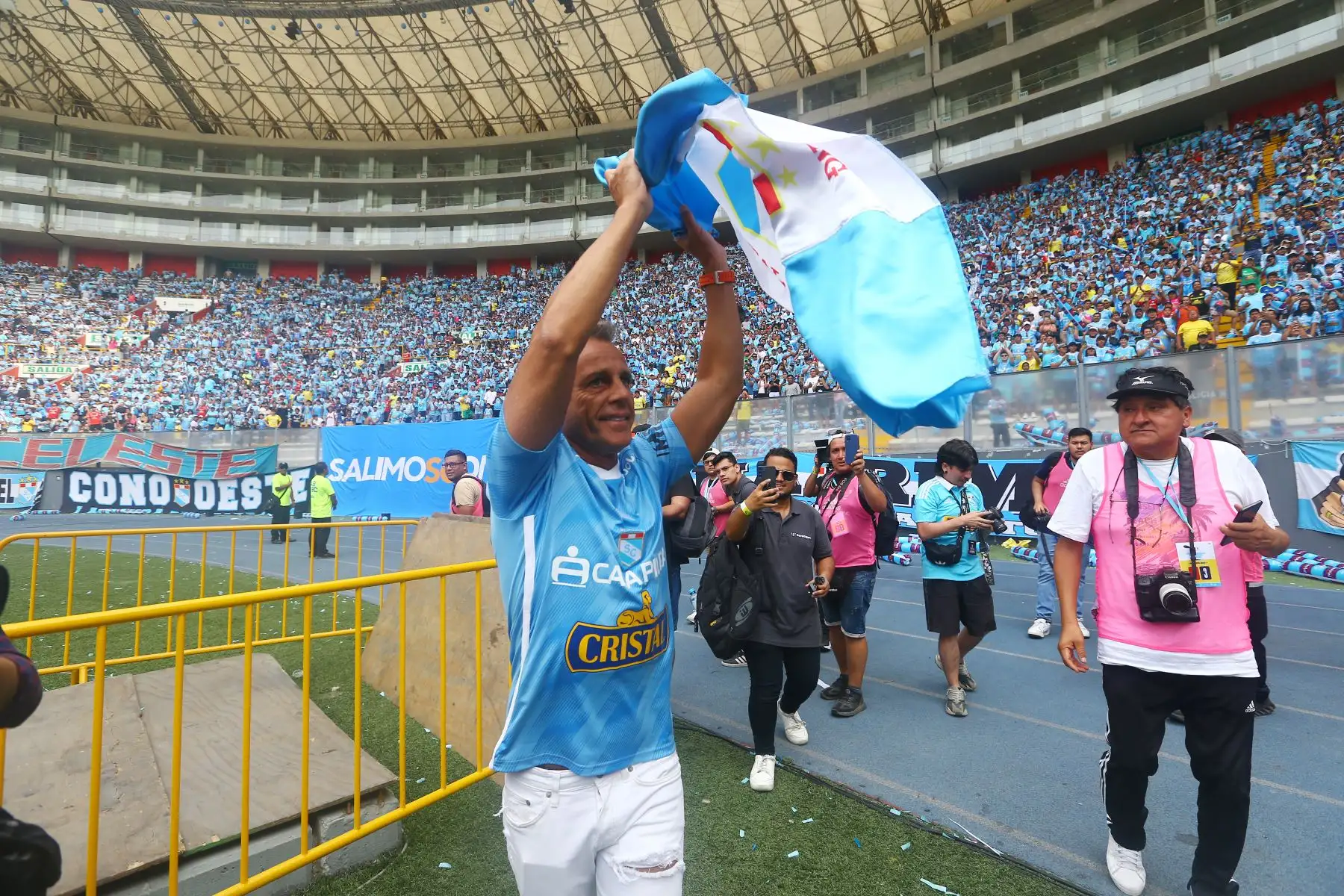 Sporting Cristal  anuncia  la denominada " Tarde Celeste" ,  para presentar a su plantel de jugadores con el que afrontará la presente temporada 2024 en un partido amistoso ante la Universidad Católica de Chile  como primera prueba  del equipo "celeste" dirigido por el brasileño Enderson Moreira.
Foto: ANDINA/Eddy Ramos