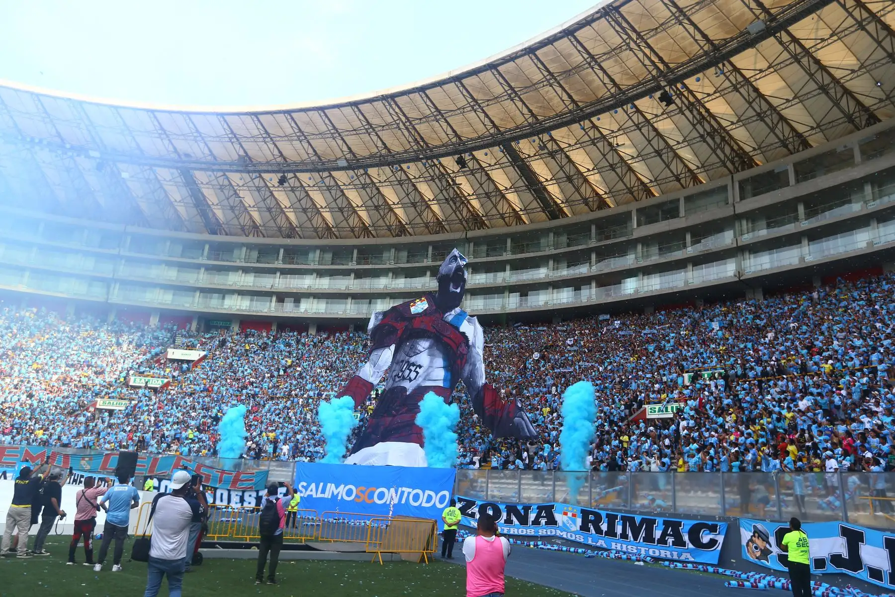 Sporting Cristal  anuncia  la denominada " Tarde Celeste" ,  para presentar a su plantel de jugadores con el que afrontará la presente temporada 2024 en un partido amistoso ante la Universidad Católica de Chile  como primera prueba  del equipo "celeste" dirigido por el brasileño Enderson Moreira.
Foto: ANDINA/Eddy Ramos