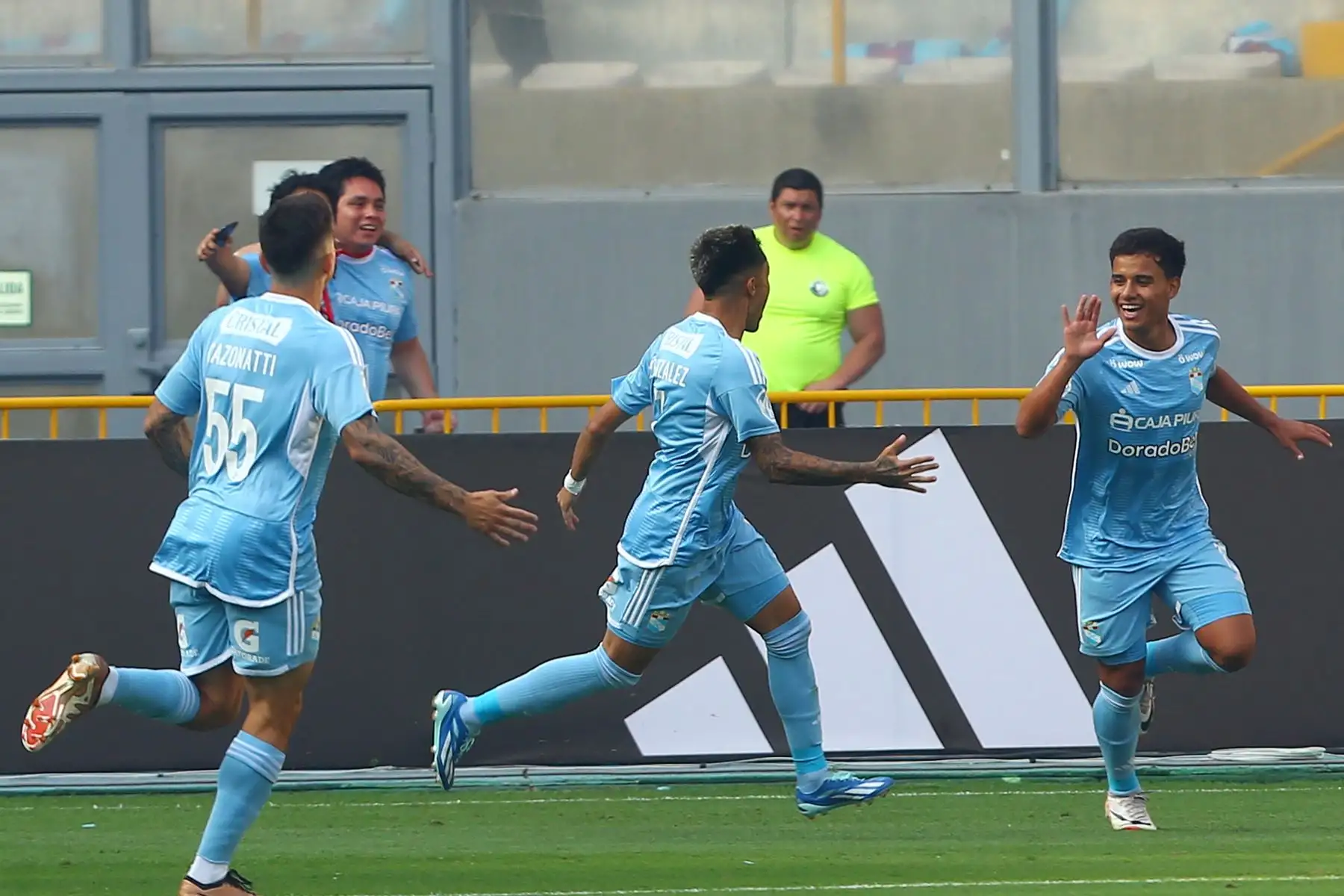 Sporting Cristal  anuncia  la denominada " Tarde Celeste" ,  para presentar a su plantel de jugadores con el que afrontará la presente temporada 2024 en un partido amistoso ante la Universidad Católica de Chile  como primera prueba  del equipo "celeste" dirigido por el brasileño Enderson Moreira.
Foto: ANDINA/Eddy Ramos