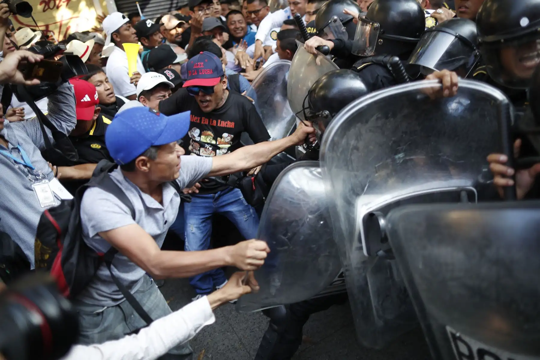 Manifestantes se enfrentan con policías en las afueras del Congreso , en Ciudad de Guatemala . Algunos diputados han denunciado trabas en la instalación del nuevo congreso, que debe realizarse este  para poder, después, dar paso a la investidura del presidente electo.
Foto: EFE