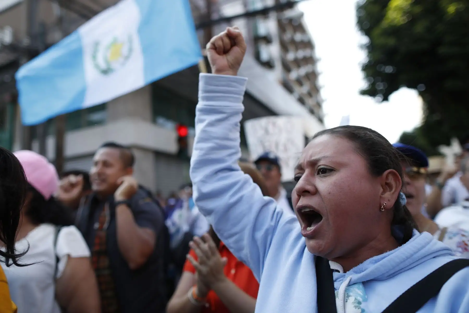Guatemaltecos se reúnen en los alrededores de la Plaza de la Constitución para exigir que se garantice la investidura del presidente electo, Bernardo Arévalo de León, en Ciudad de Guatemala . Algunos diputados han denunciado trabas en la instalación del nuevo congreso, que debe realizarse para poder, después, dar paso a la investidura del presidente electo, Bernardo Arévalo de León. 
Foto: EFE