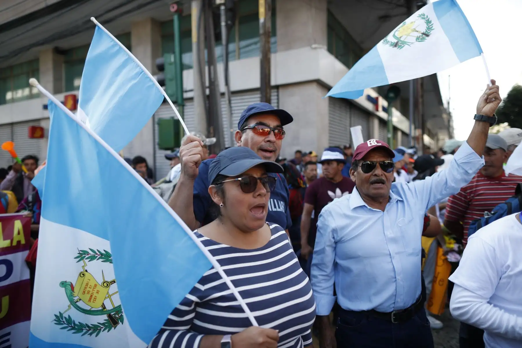 Guatemaltecos se reúnen en los alrededores de la Plaza de la Constitución para exigir que se garantice la investidura del presidente electo, Bernardo Arévalo de León, en Ciudad de Guatemala . Algunos diputados han denunciado trabas en la instalación del nuevo congreso, que debe realizarse para poder, después, dar paso a la investidura del presidente electo, Bernardo Arévalo de León. 
Foto: EFE
