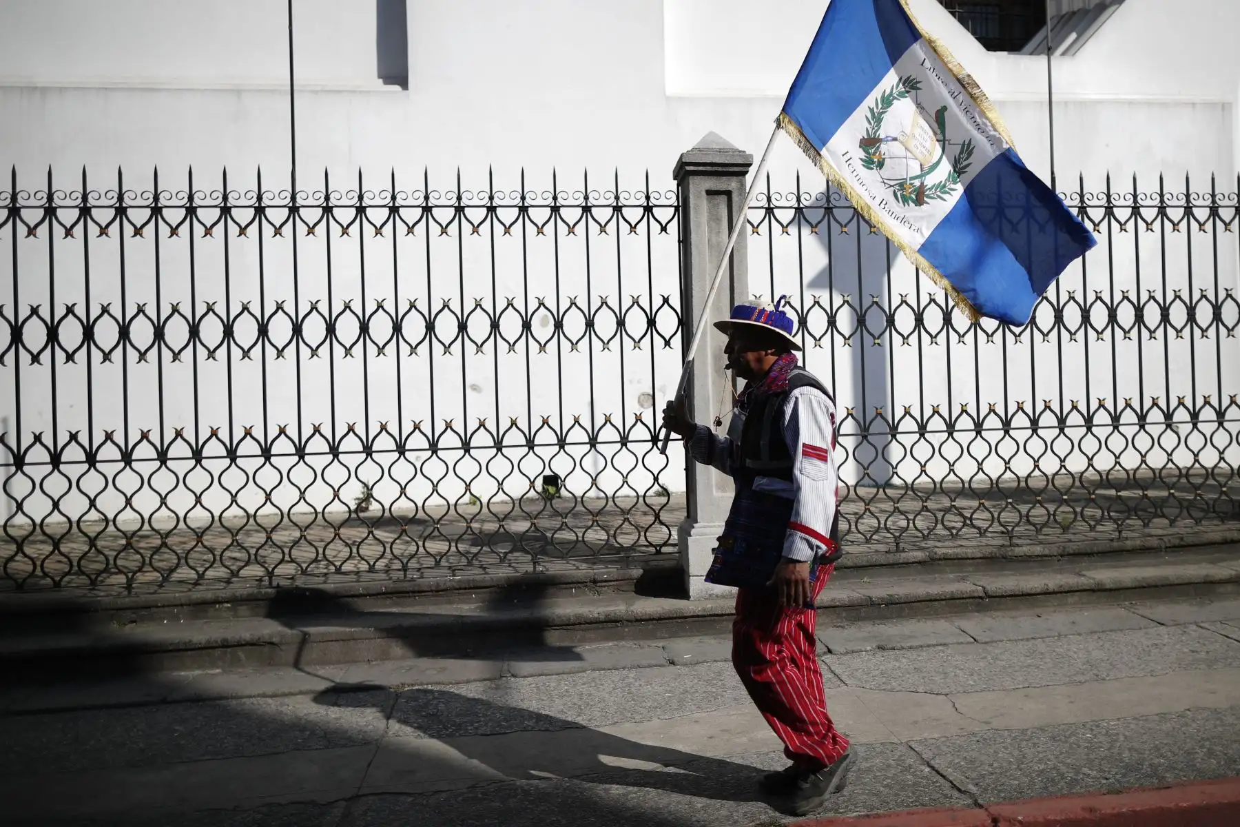 Un manifestante ondea una bandera durante una movilización para exigir que se garantice la investidura del presidente electo, Bernardo Arévalo de León, en Ciudad de Guatemala . 
Foto: EFE