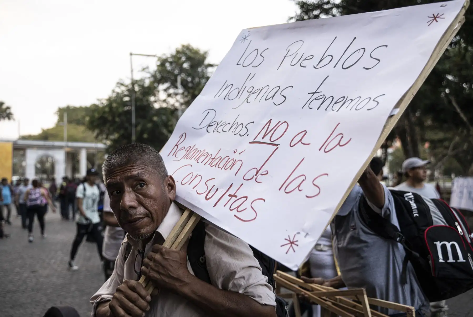 Miembros indígenas de organizaciones sociales participan en una vigilia para apoyar la democracia frente al Palacio Nacional de la Cultura, antigua sede del Gobierno en la Ciudad de Guatemala.
Foto: AFP