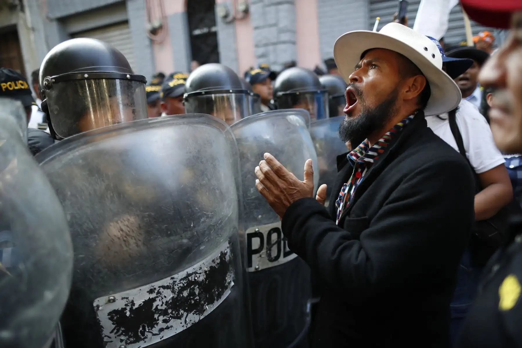 Manifestantes se acercan a la línea policial durante una movilización para exigir que se garantice la investidura del presidente electo, Bernardo Arévalo de León, en la  Ciudad de Guatemala.
Foto: EFE