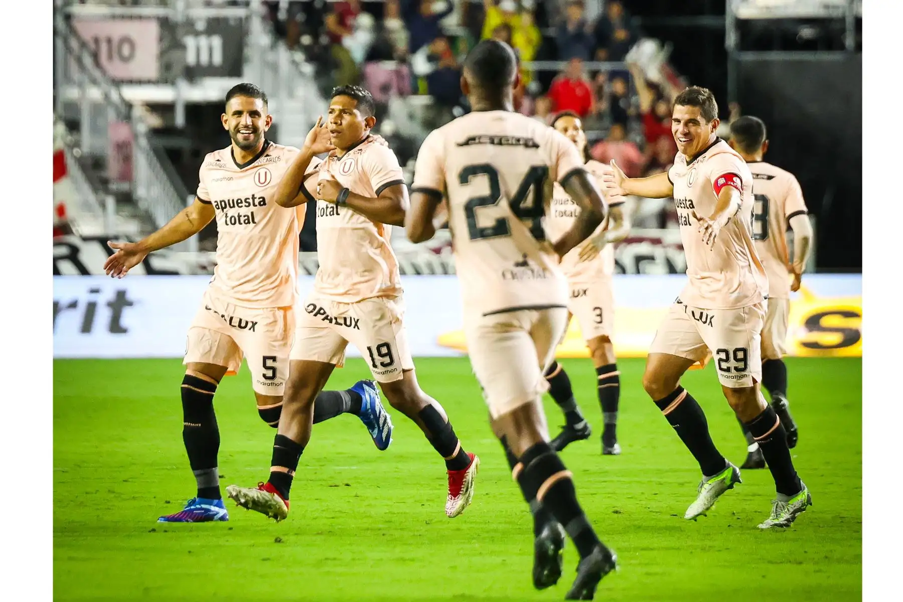 Universitario de Deportes disputa su primer partido internacional de preparación del año al enfrentarse a Atlético Nacional de Colombia en el DRV PNK Stadium de Miami con un duelo de pronostico reservado entre peruanos y colombianos. En la imagen, Edison Flores. celebra su gol.
Foto: Universitario de Deportes