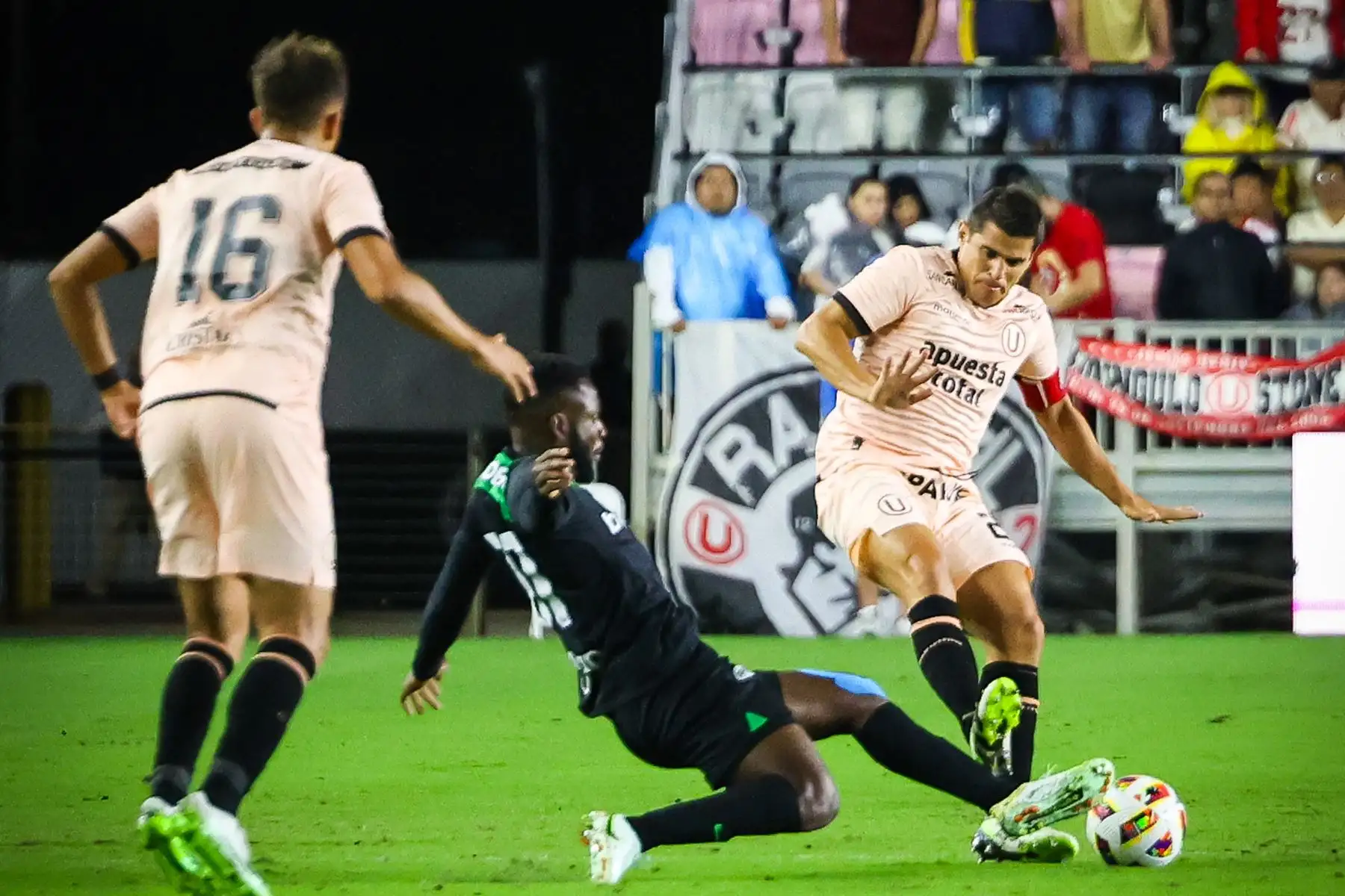 Universitario de Deportes disputa su primer partido internacional de preparación del año al enfrentarse a Atlético Nacional de Colombia en el DRV PNK Stadium de Miami con un duelo de pronostico reservado entre peruanos y colombianos.En la imagen, Aldo Corzo.
Foto: Universitario de Deportes