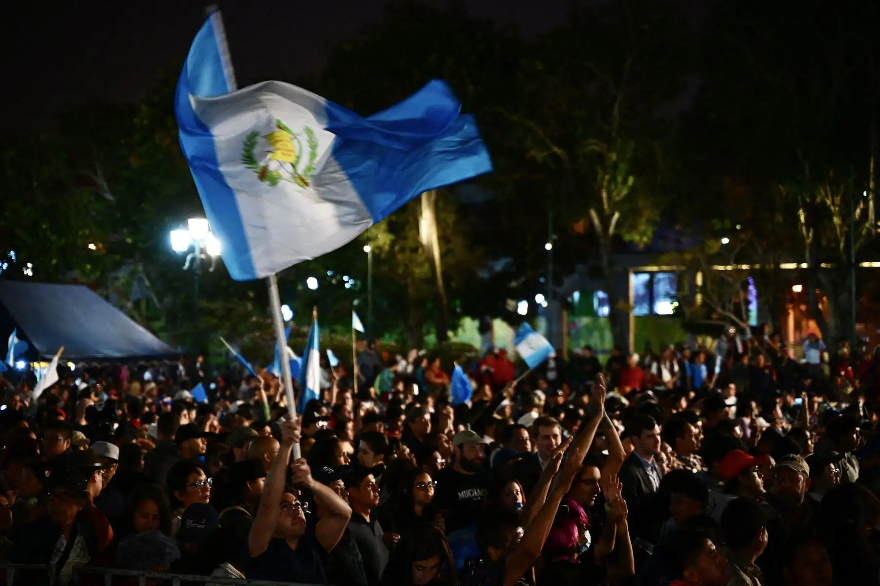Los partidarios del presidente electo de Guatemala, Bernardo Arévalo, permanecen fuera del Palacio Nacional de Cultura esperando el inicio de la ceremonia de inauguración de Arévalo en la Ciudad de Guatemala.
Foto: AFP