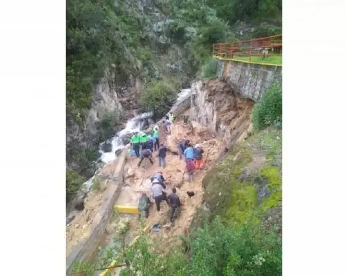 Brigadas de rescate reiniciaron búsqueda de posibles víctimas tras el deslizamiento que cayó sobre los baños termales de Lapaca, ubicado en la provincia de Antabamba, en Apurímac, y que dejó cuatro muertos y tres heridos.