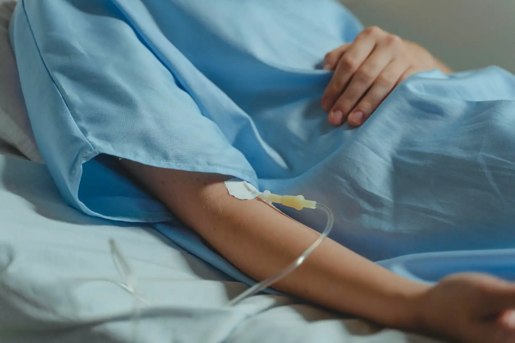 Según la OMS, una infección consiste en la entrada, desarrollo y multiplicación de un agente infeccioso en el cuerpo.