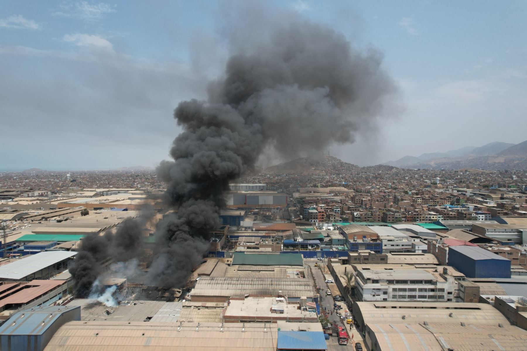 El fuego ha consumido tres depósitos de la zona industrial cercana a la avenida Argentina. Por el momento, el fuego ha sido confinado, pero aún no es controlado. Fotos: ANDINA/Eddy Ramos-Héctor Vinces