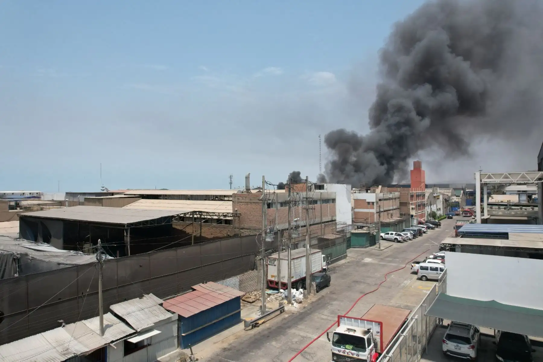 Alrededor de 30 unidades del Cuerpo General de Bomberos del Perú trabajan arduamente para controlar un incendio de grandes proporciones que se registra en al menos dos depósitos de plástico ubicados en la zona industrial próxima a la avenida Argentina, en el Cercado de Lima. Foto: ANDINA/ Eddy Ramos