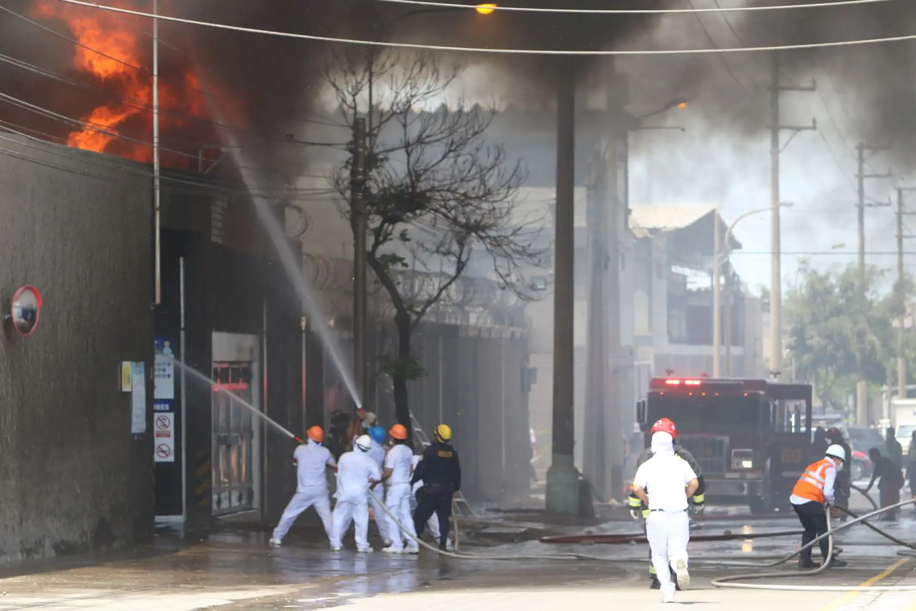 El siniestro inició a las 10:38 a.m., en el cruce de la calle Manuel Angosto y la avenida Maquinarias, cerca a la avenida Argentina y a seis cuadras de la avenida Universitaria. FOTO:ANDINA/Héctor Vinces