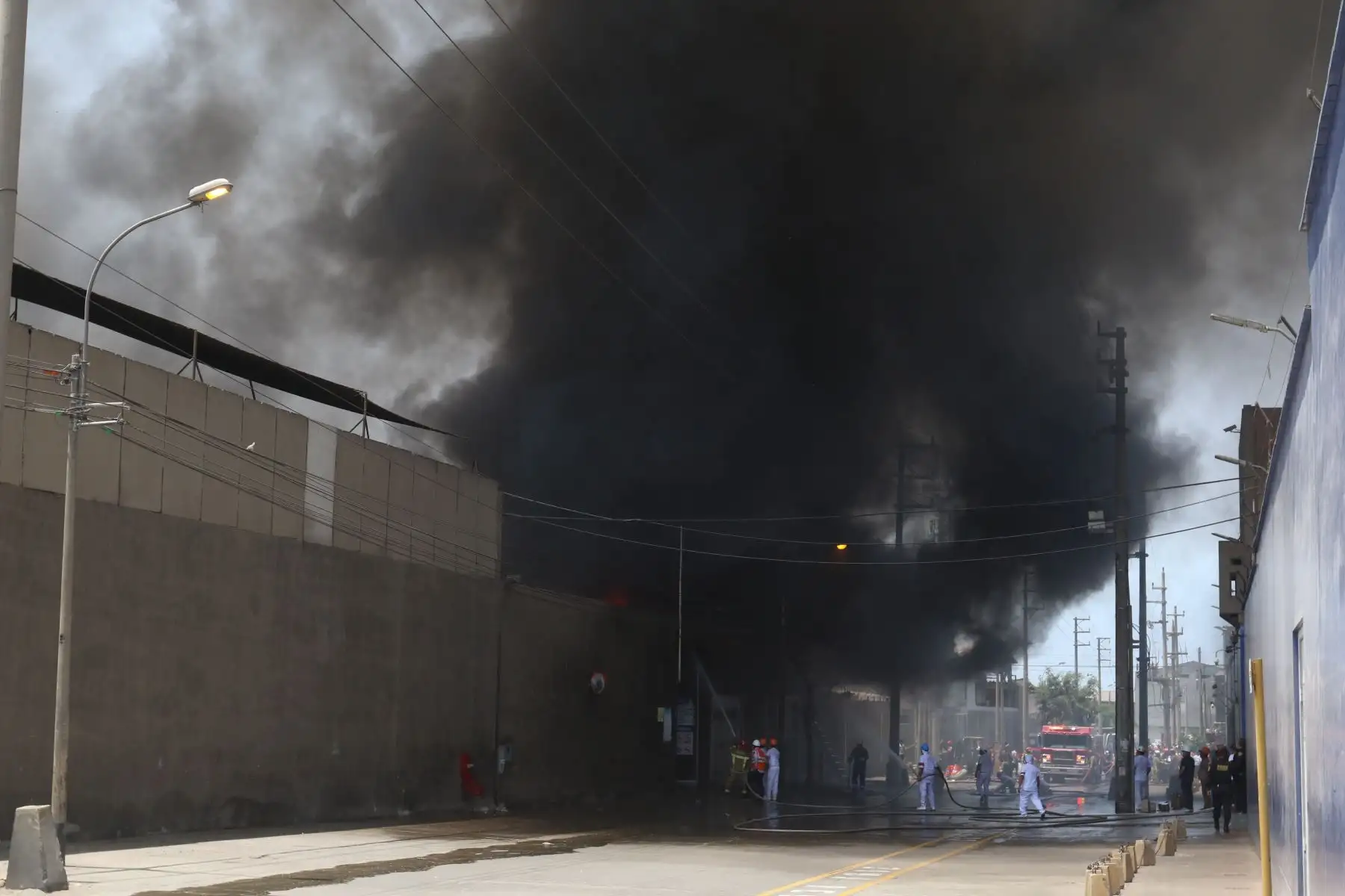 El siniestro inició a las 10:38 a.m., en el cruce de la calle Manuel Angosto y la avenida Maquinarias, cerca a la avenida Argentina y a seis cuadras de la avenida Universitaria. FOTO:ANDINA/Héctor Vinces