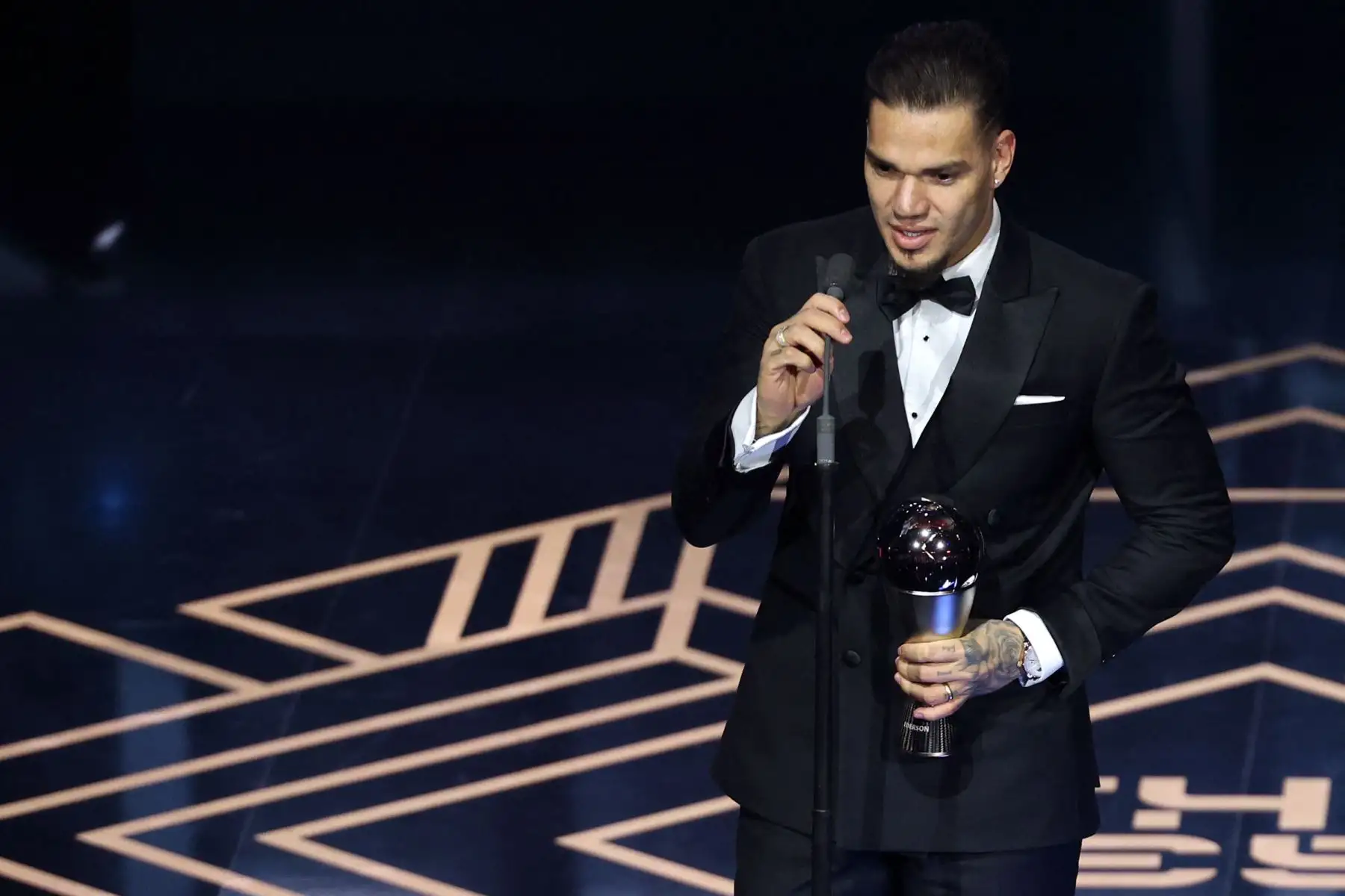El portero de Brasil y Manchester City, Ederson, habla en el escenario después de recibir el premio al Mejor Portero Masculino de la FIFA durante la ceremonia de los Best FIFA Football Awards 2023 en Londres el 15 de enero de 2024.
Foto: AFP