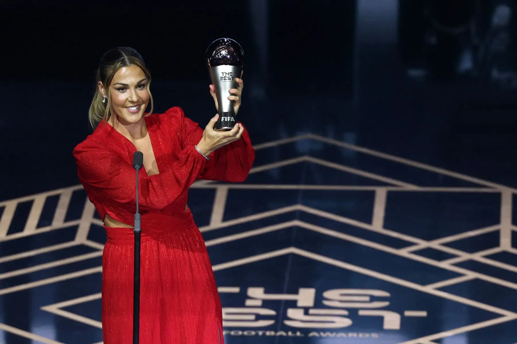 La portera de Inglaterra y Manchester United, Mary Earps, recibe el premio a la Mejor Portera Femenina de la FIFA durante la ceremonia de los Best FIFA Football Awards 2023 en Londres el 15 de enero de 2024.
Foto: AFP