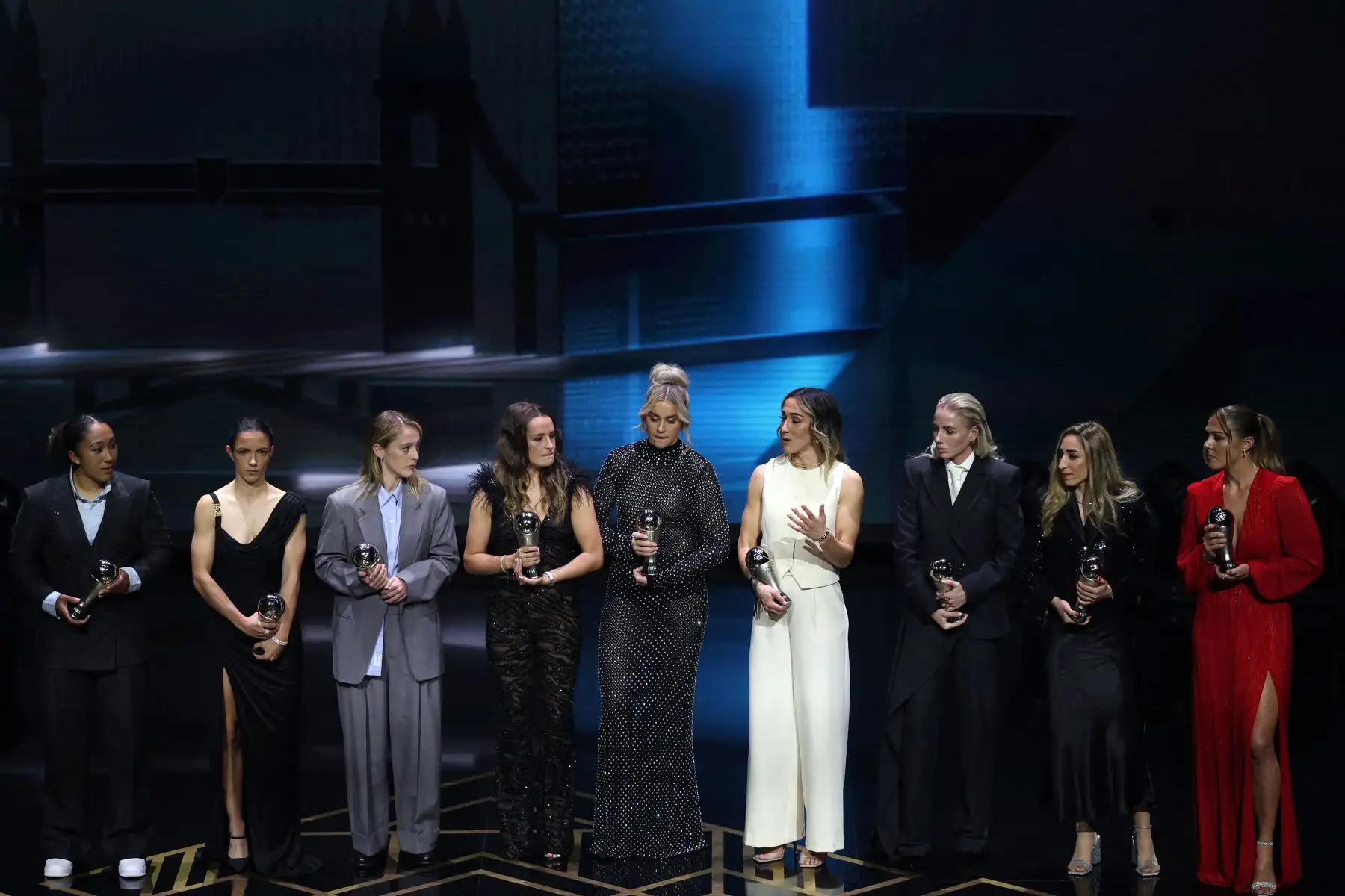 La defensora de Inglaterra y Barcelona Lucy Bronze (4R) habla como miembro del XI Mundial Femenino de la FIFA FIFPro en el escenario durante la ceremonia de los Best FIFA Football Awards 2023 en Londres el 15 de enero de 2024.

Foto: AFP