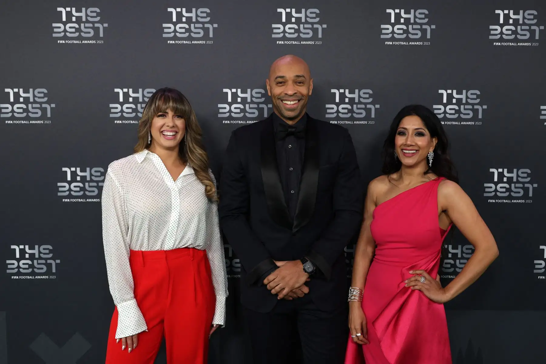 Duda Pavao (i), el ex internacional francés Thierry Henry (centro) y Reshmin Chowdhury (derecha) posan a su llegada para asistir a la ceremonia de los Best FIFA Football Awards 2023 en Londres el 15 de enero de 2024.
Foto:AFP