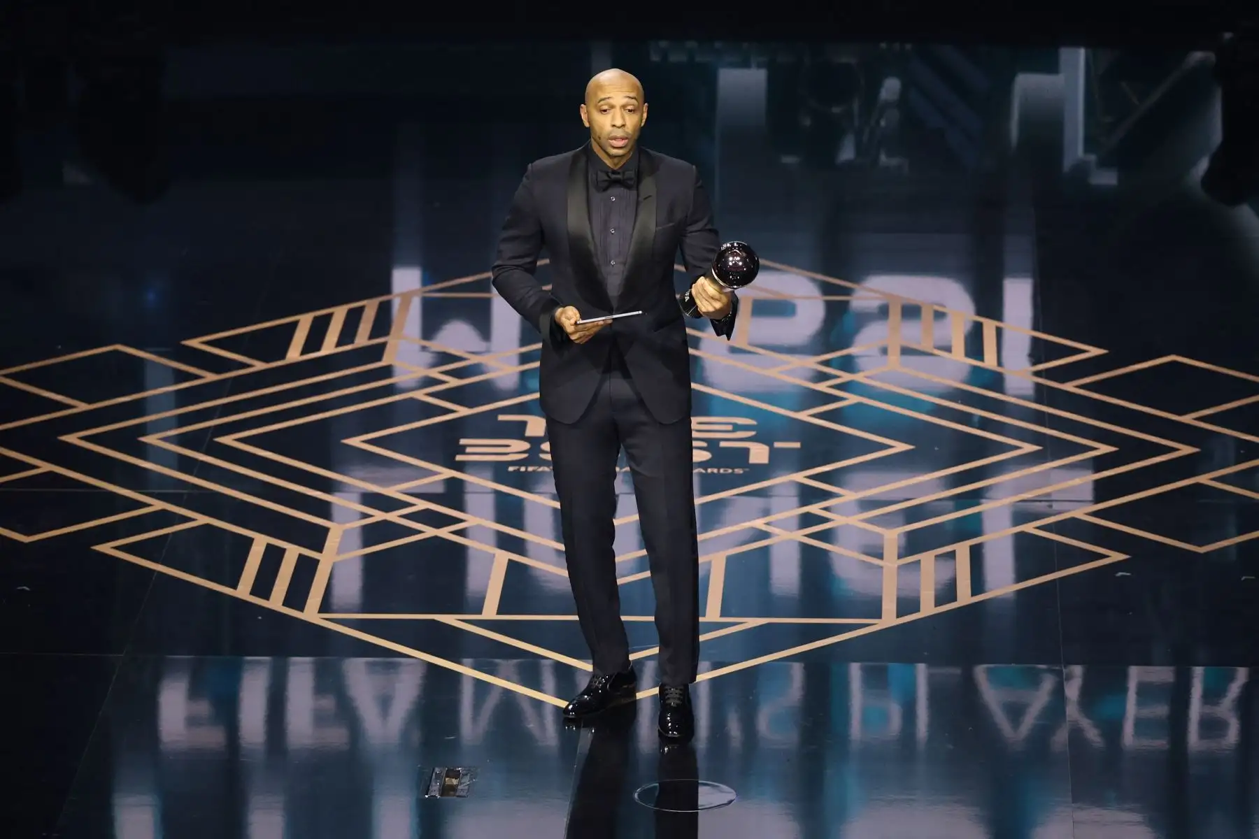Thierry Henry reacciona en el escenario después de recoger el premio al Mejor Jugador de la FIFA en nombre de Argentina y el delantero del Inter Miami Lionel Messi durante la ceremonia de los Best FIFA Football Awards 2023 en Londres el 15 de enero de 2024.
Foto:AFP
