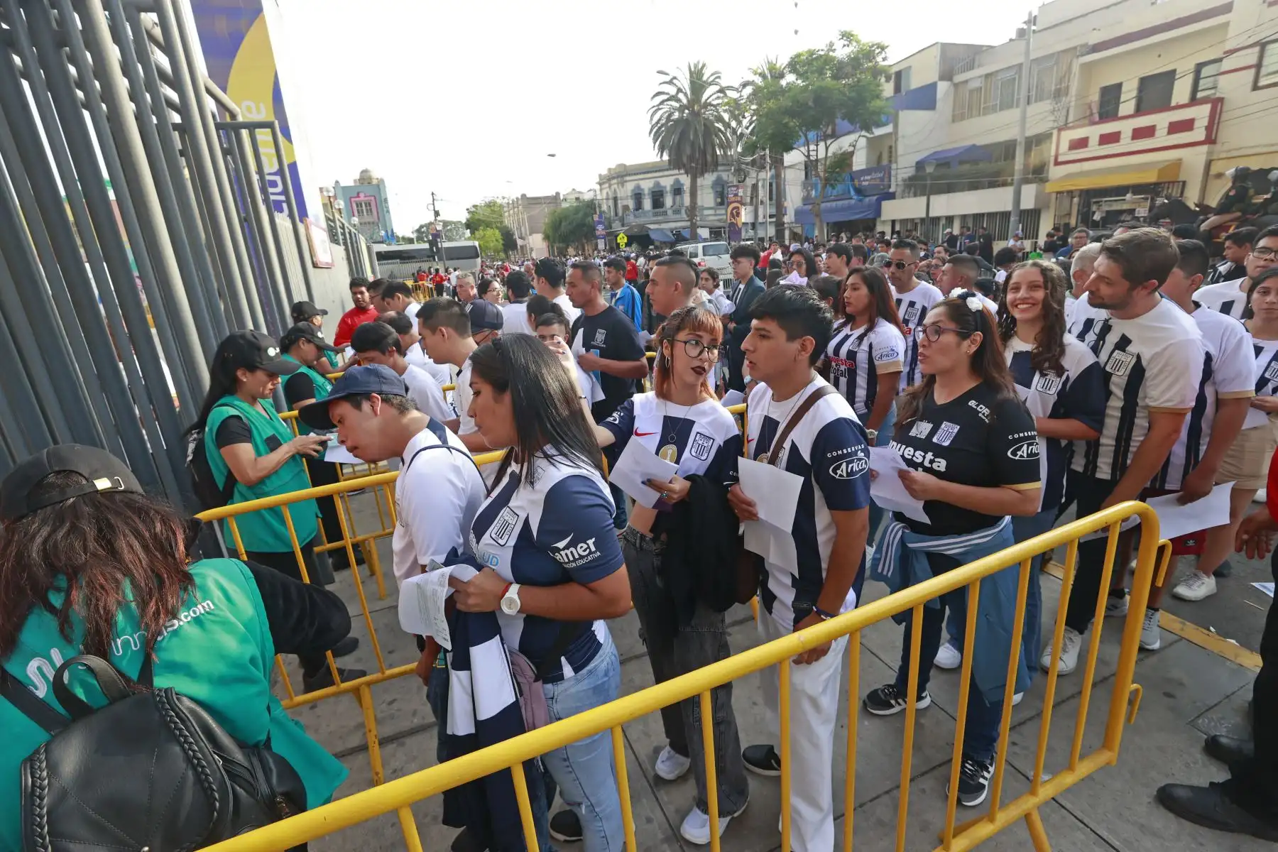 Desde temprano se van congregando al estadio Nacional, los hinchas de Alianza Lima en la noche blanquiazul, donde presentaran su plantel del 2024 contra el Once Caldas de Colombia.Foto: ANDINA/Vidal Tarqui