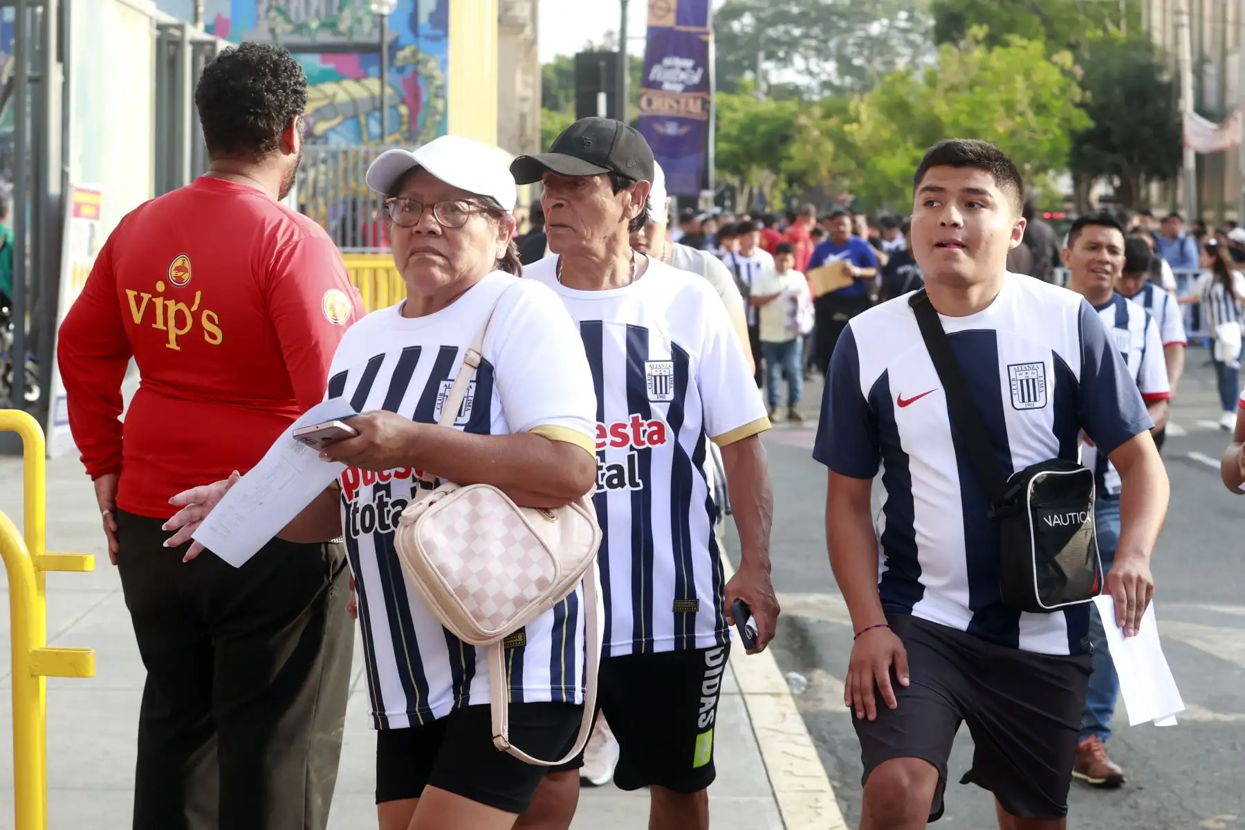 Desde temprano se van congregando al estadio Nacional, los hinchas de Alianza Lima en la noche blanquiazul, donde presentaran su plantel del 2024 contra el Once Caldas de Colombia.Foto: ANDINA/Vidal Tarqui